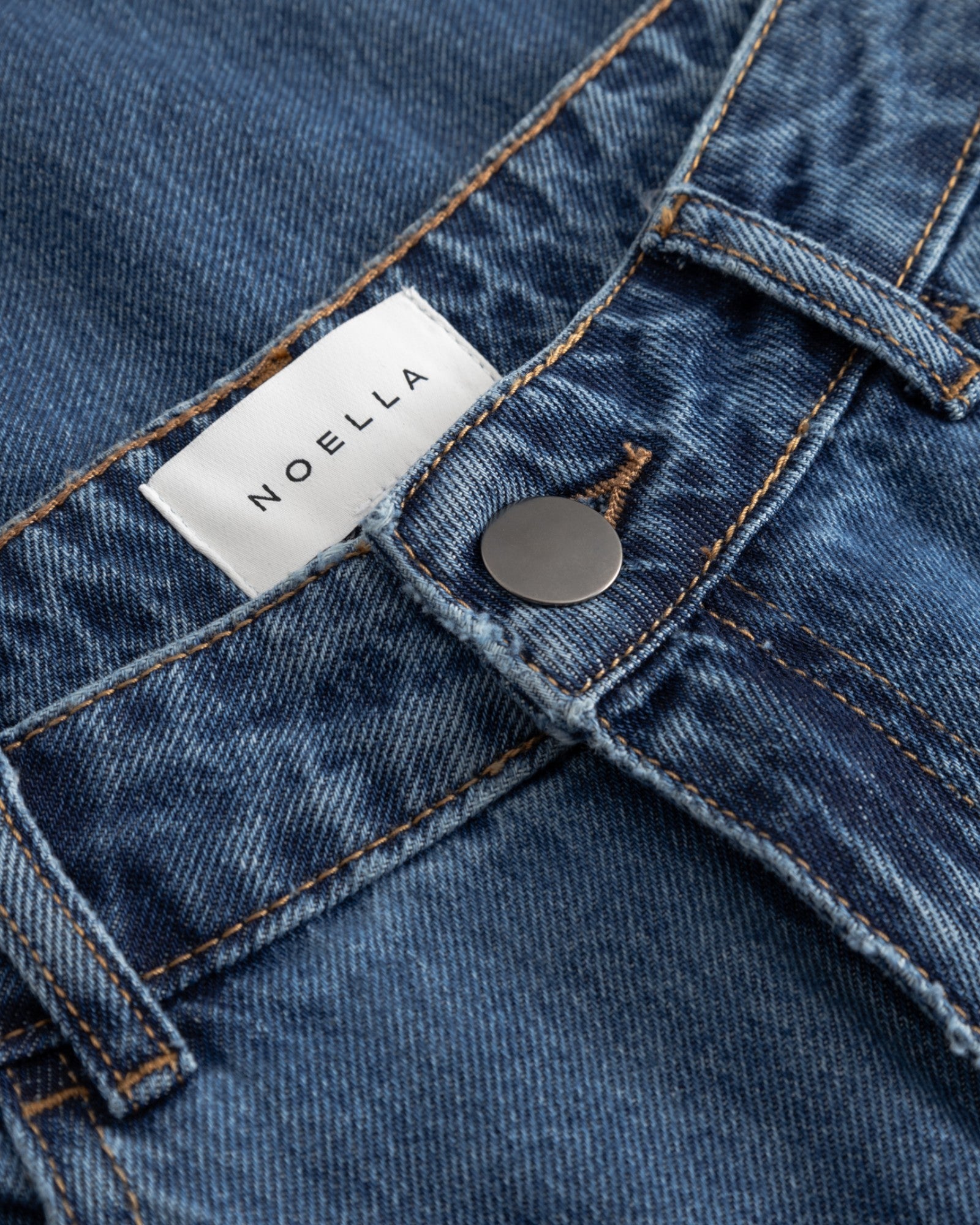 Noella N-Katy MW jeans til kvinder i blå vask, viste afslappet pasform og denim tekstur.