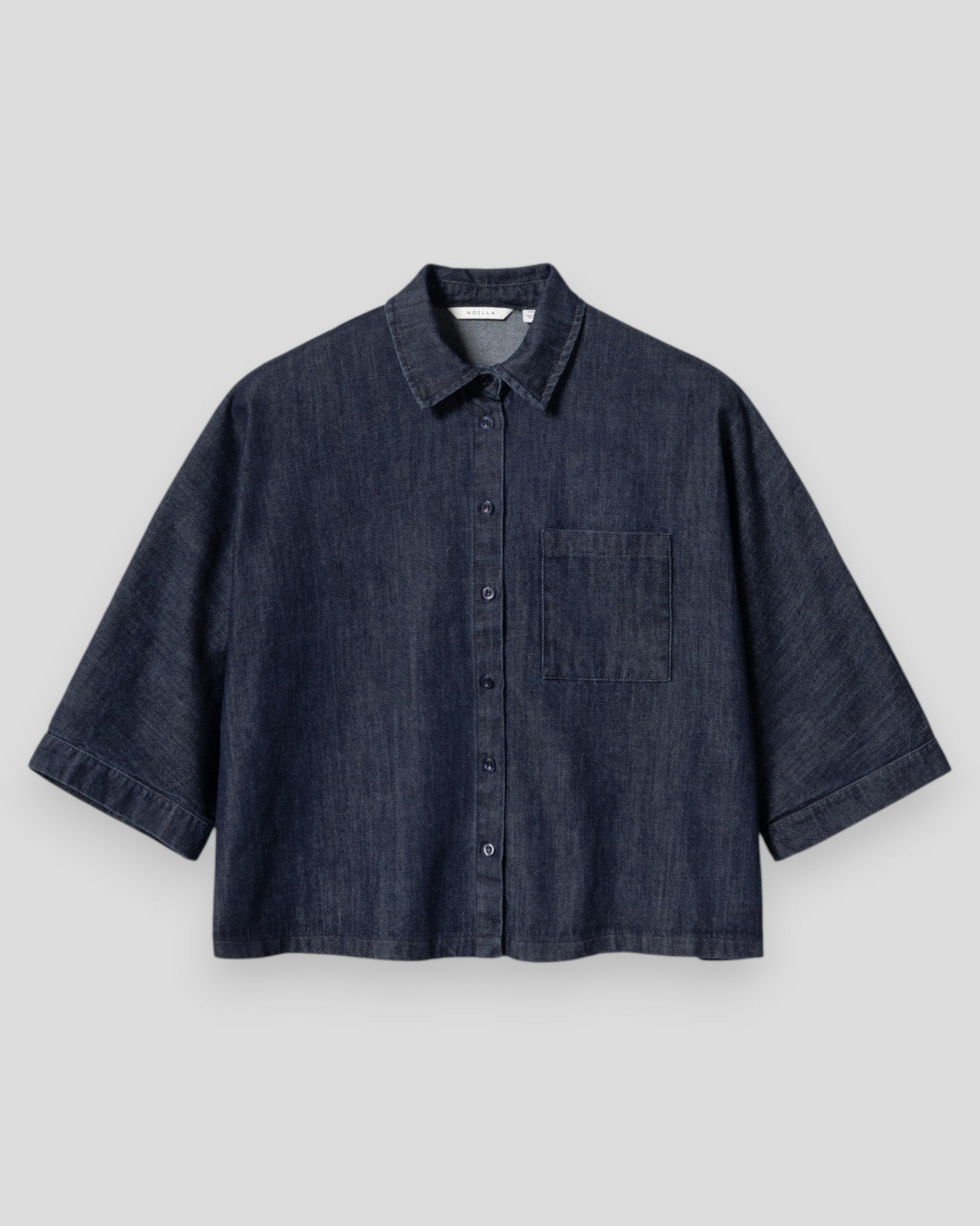 Dame N-Lashea skjorte fra Noella i blå vask, afslappet pasform og let denim-look.