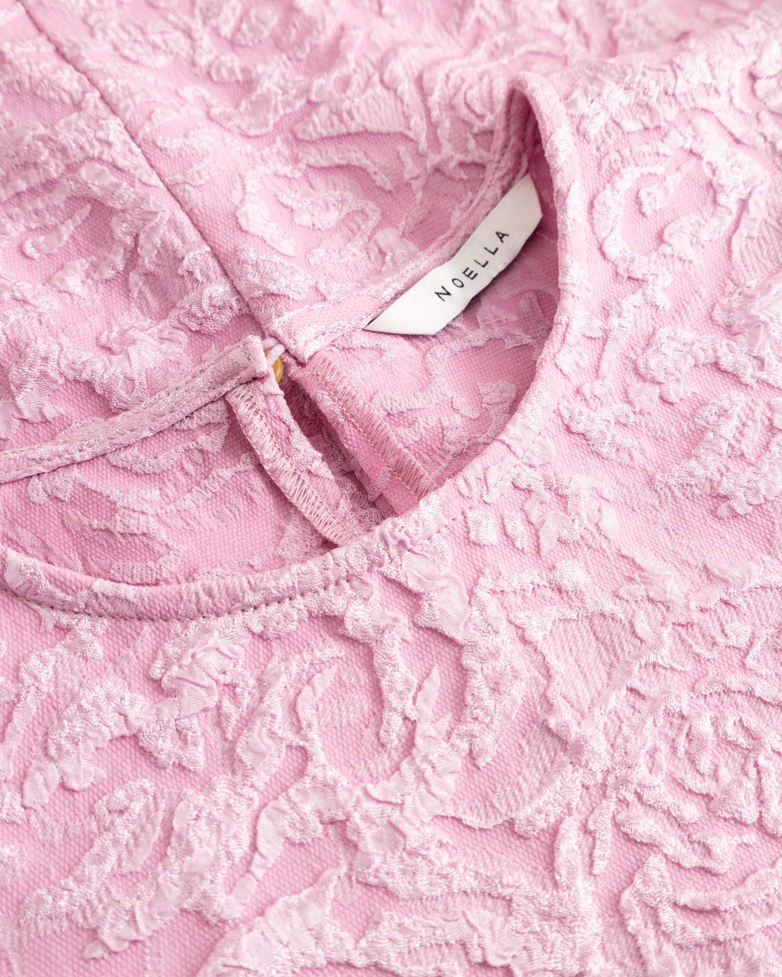 Noella N-Shelly bluse til kvinder i baby pink, let og komfortabel med blødt stof og elegant design.
