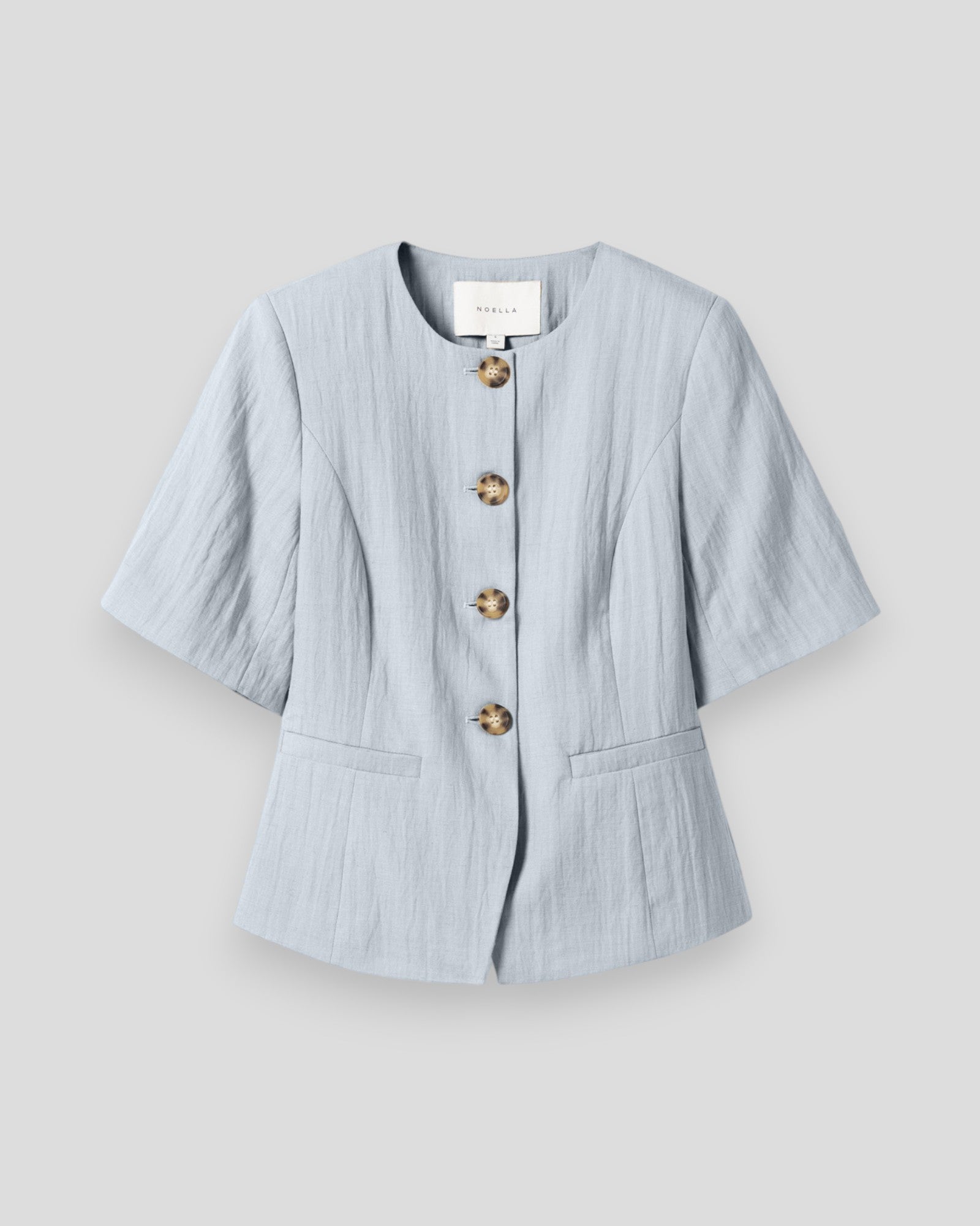 Let jakke i dove blue fra Noella, kvinders blazer med elegant snit og blødt stof, vist på model.
