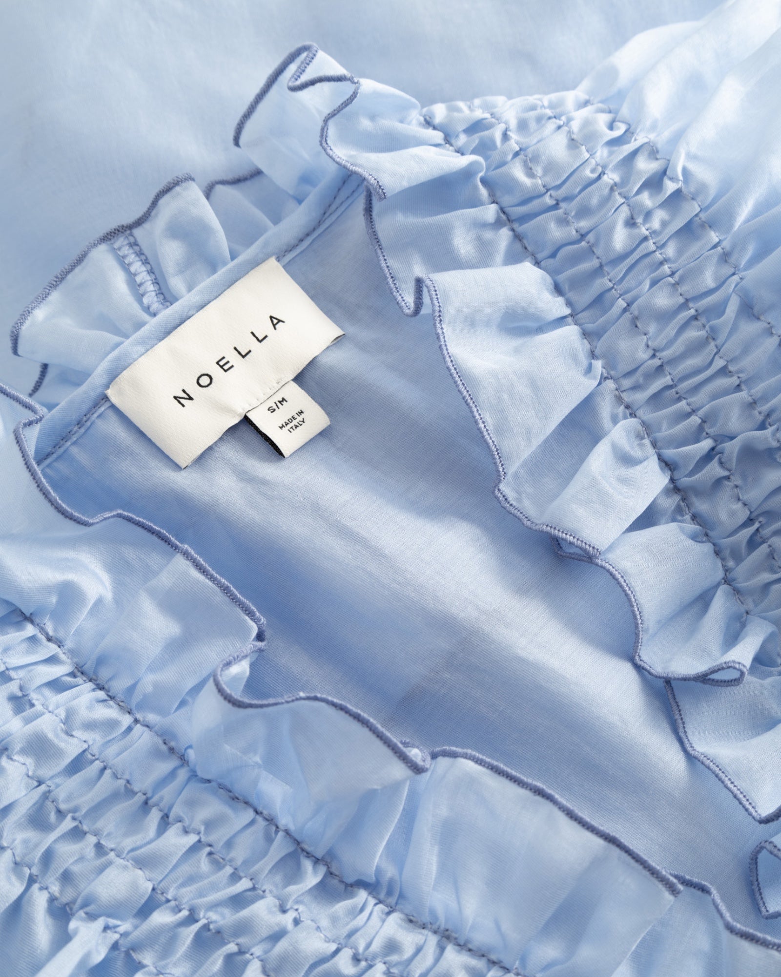 Damemode N-Myrtia Bluse fra Noella i luftblå med let stof og elegant pasform, vist på model.