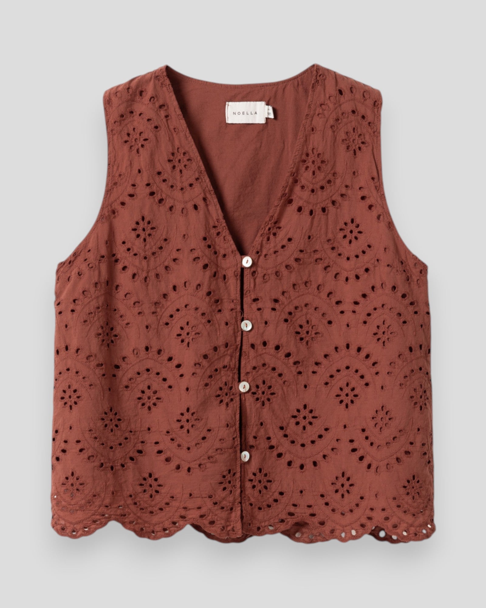 Noella N-Maite bluse til damer i terrakotta farve, let og elegant, vist med foldet ærme og blødt stof.
