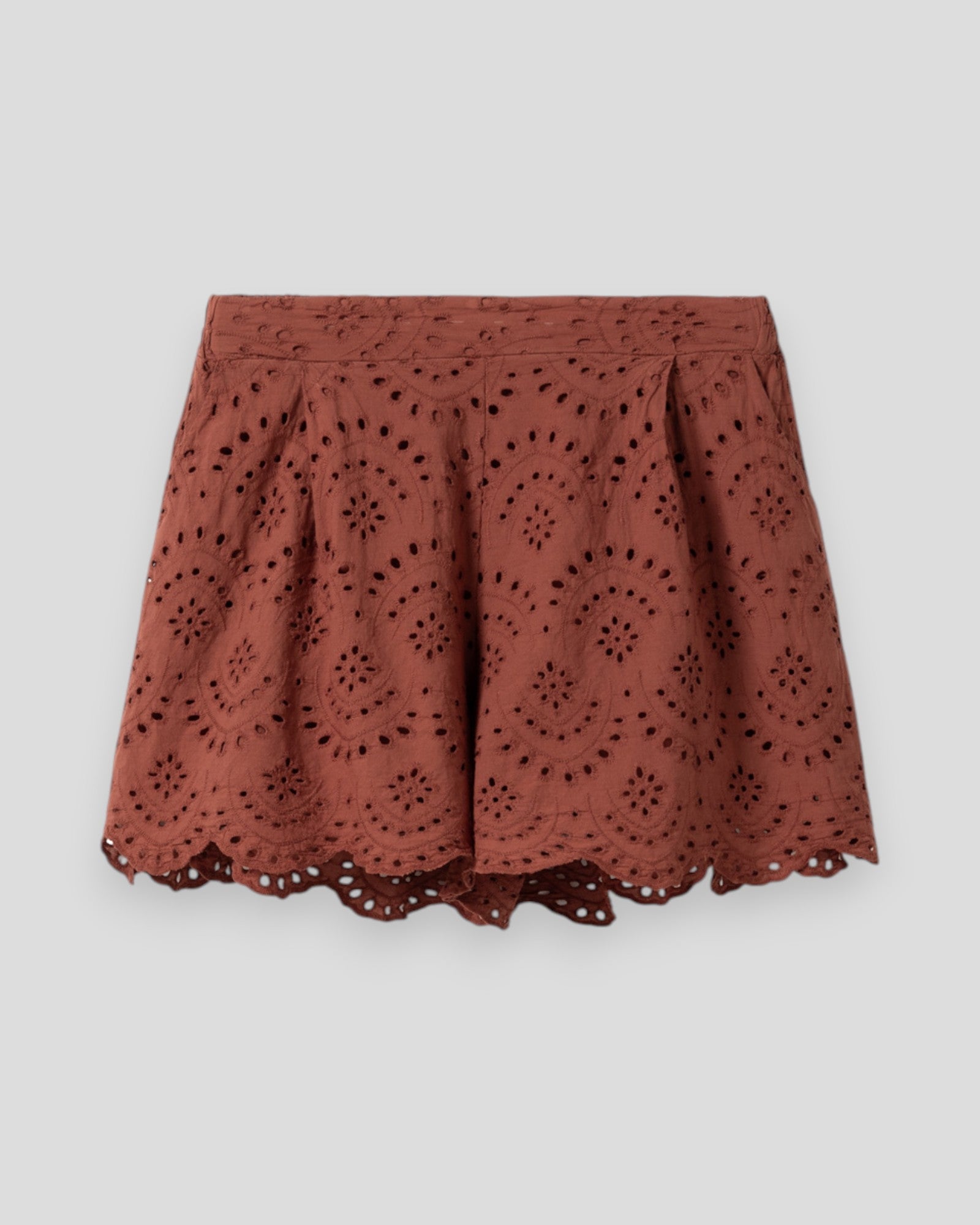 Noella N-Maven MW dameshorts i terrakotta, bløde stof og afslappet pasform, vises på billedet.
