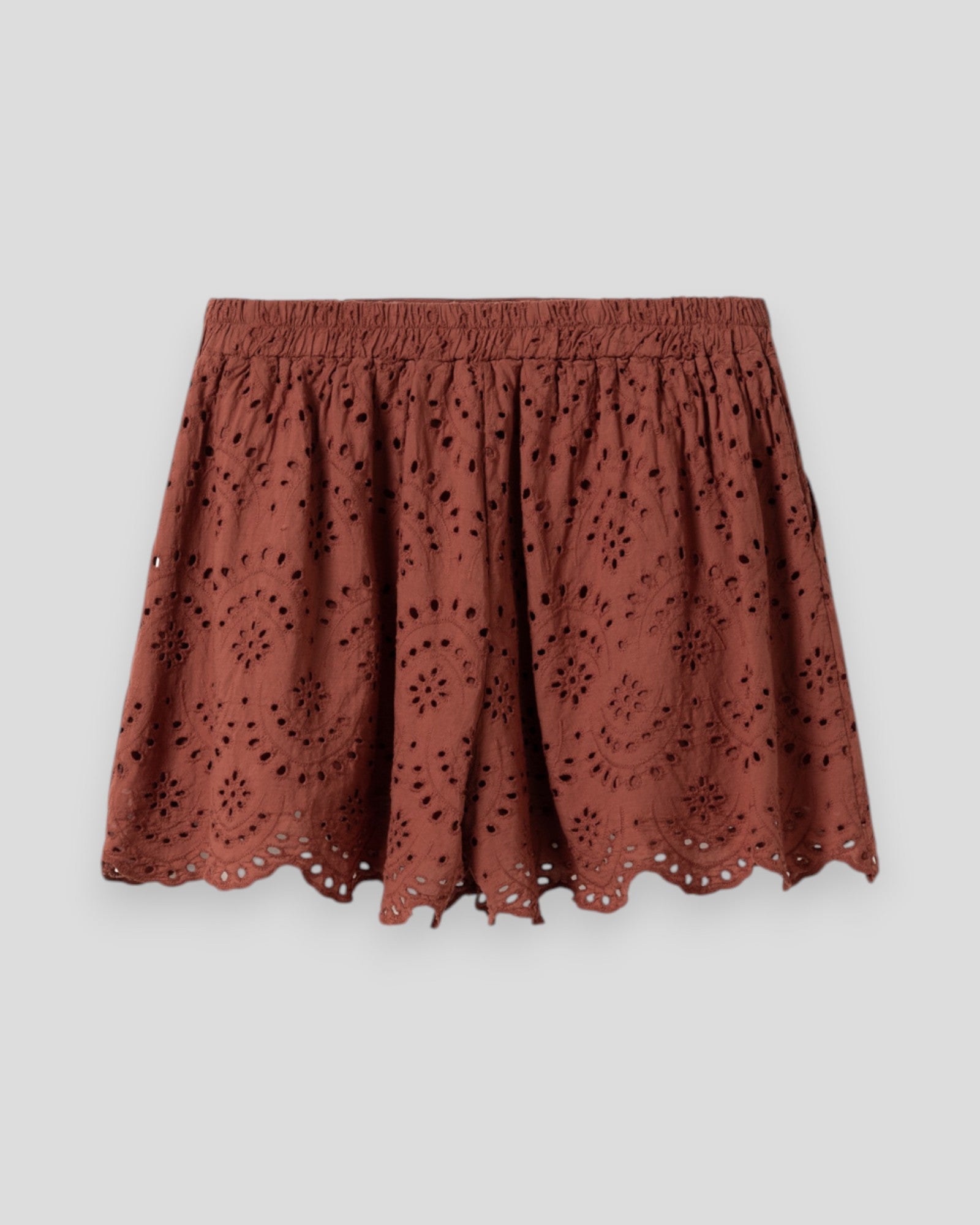 Noella N-Maven MW shorts til kvinder i terrakotta farve, vises med afslappet pasform og blødt stof.