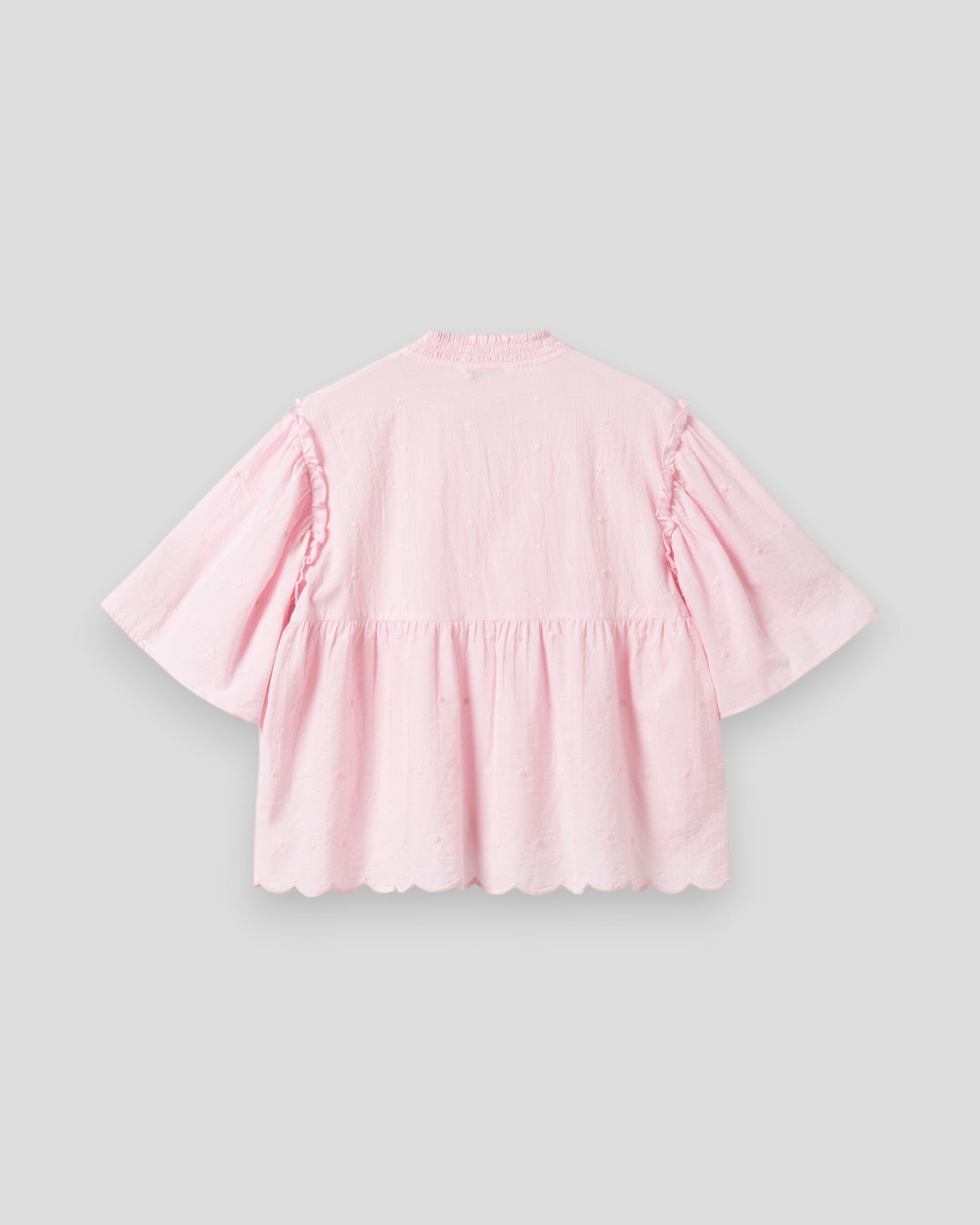 Noella N-Marielle kvindeskjorte i blush pink med lange ærmer og løs pasform, vist foran på modellen.