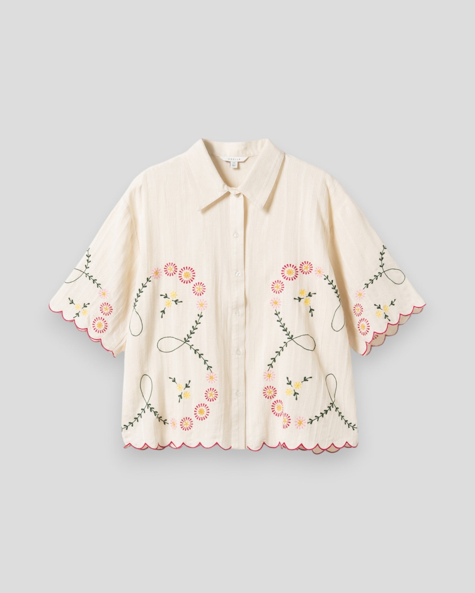 Kvinde i offwhite Noella N-Kealy skjorte, casual stil med langærmet design og blødt stof, vist i et lyst outfit.