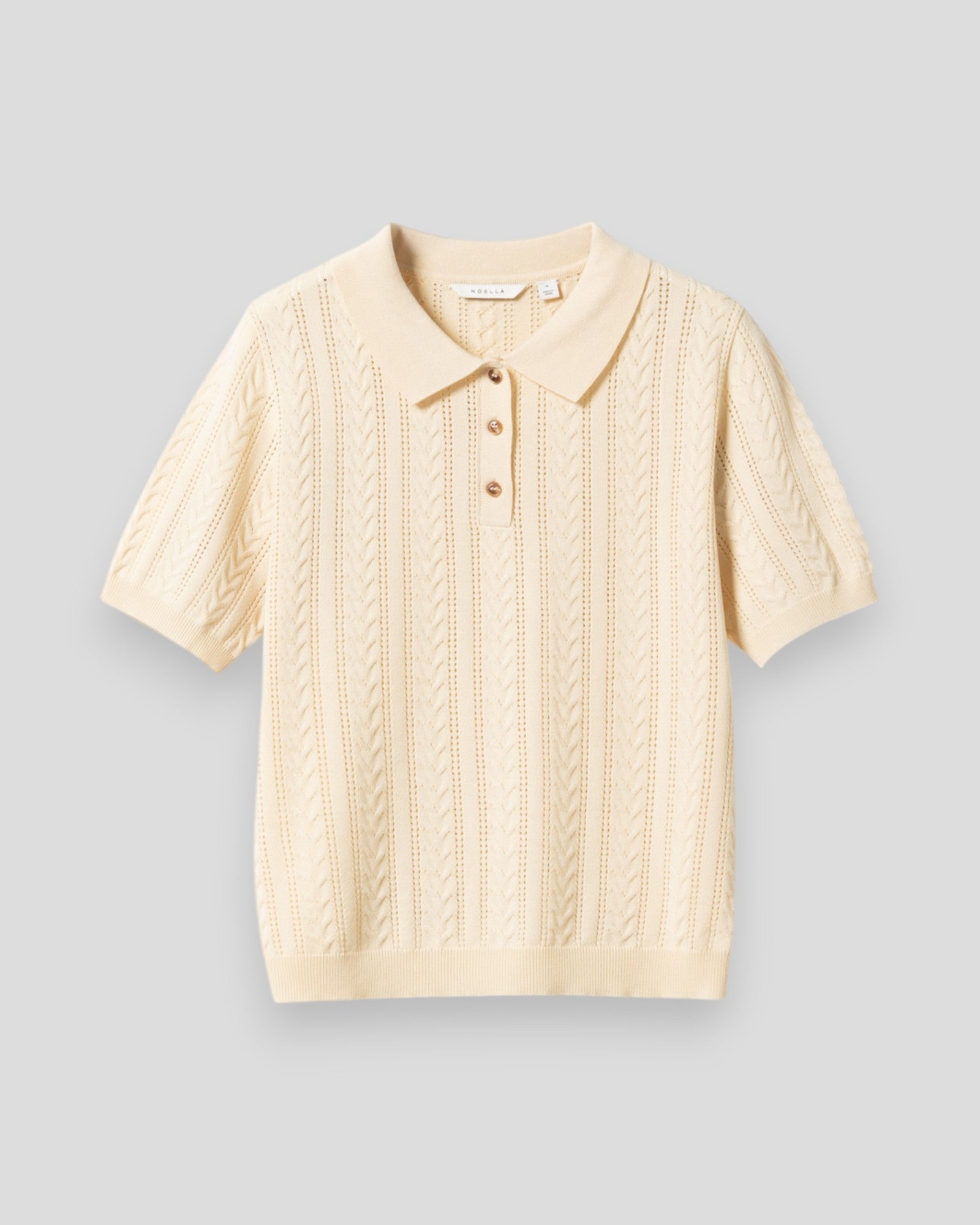Kvinde i ivory Noella N-Mecca Knit Polo, sporty og stilfuld, detalje af strikket stof og klassisk polo krave
