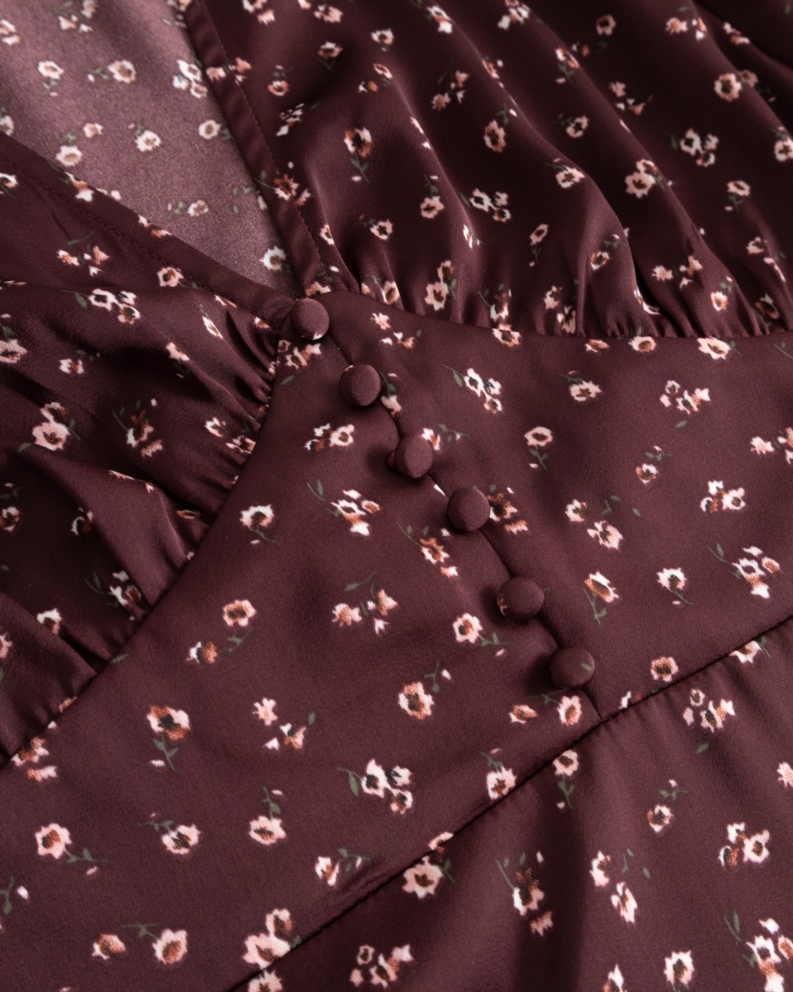 Døgn N-Lilith kjole fra Noella i burgunderrød print, vises på model med lang ærme og flot mønster.