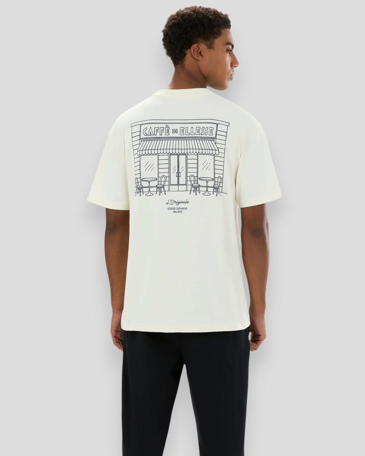Ellesse Deca Tee i ecru med klassisk T-shirt-design set forfra
