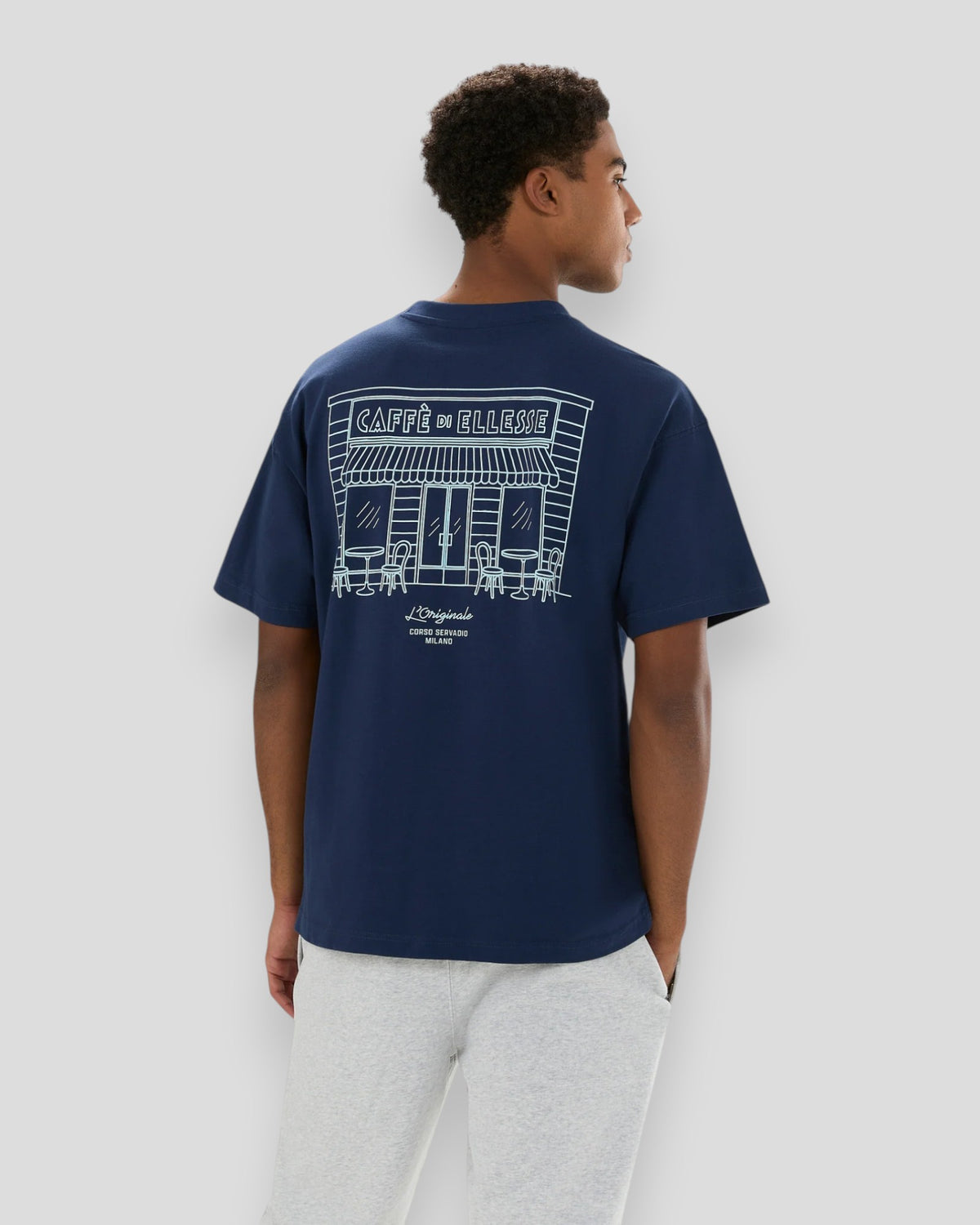 Ellesse Deca T-shirt i navyblå med klassisk pasform set forfra