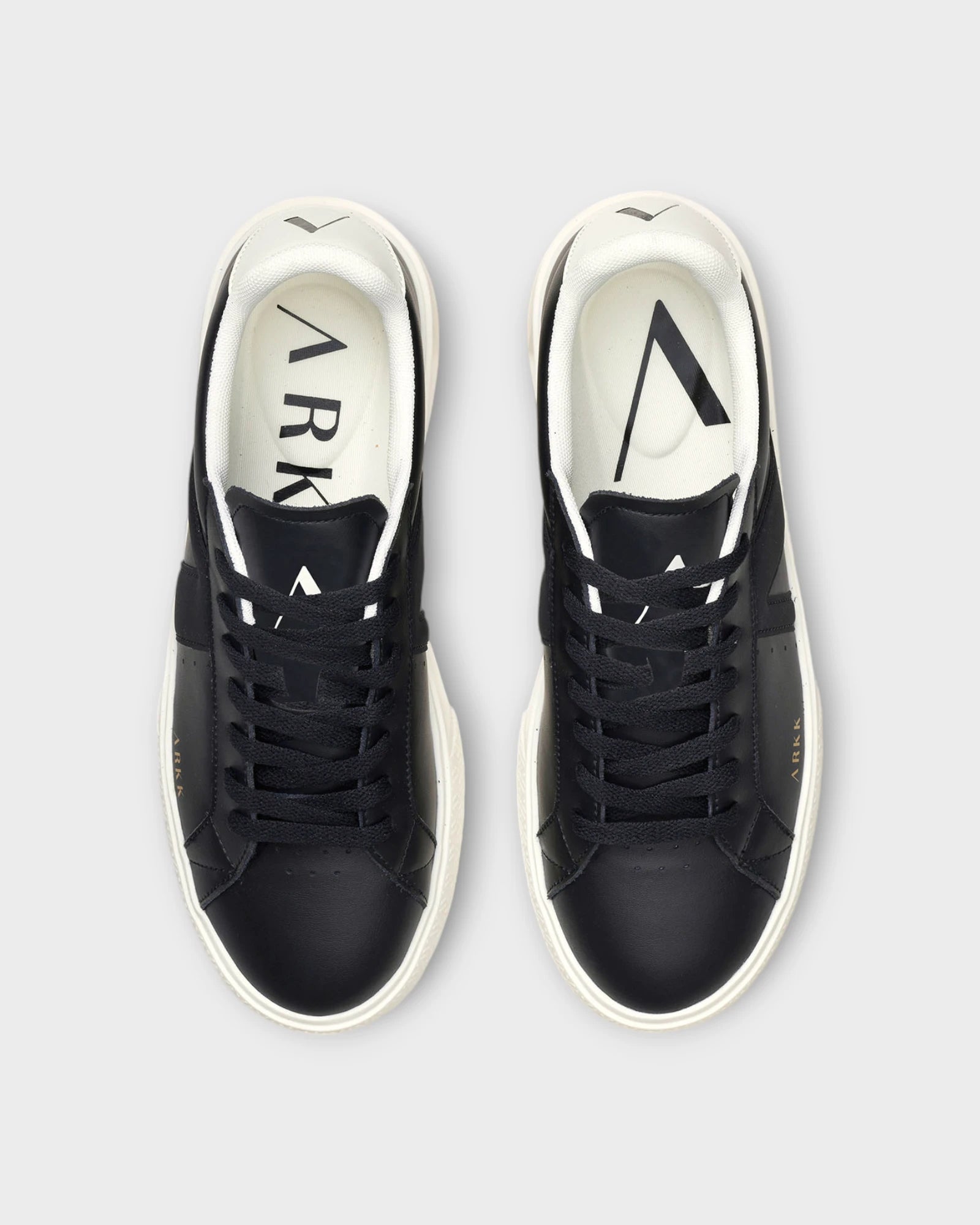 Essence Leather OG-22 - Black Bright White - Sorte Arkk Copenhagen herre Sneakers. Her set forfra. Her set oppe fra.