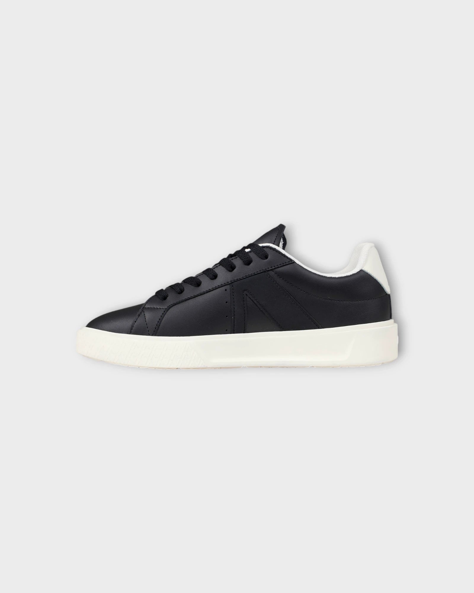 Essence Leather OG-22 - Black Bright White - Sorte Arkk Copenhagen herre Sneakers. Her set forfra. Her ses venstre sko.
