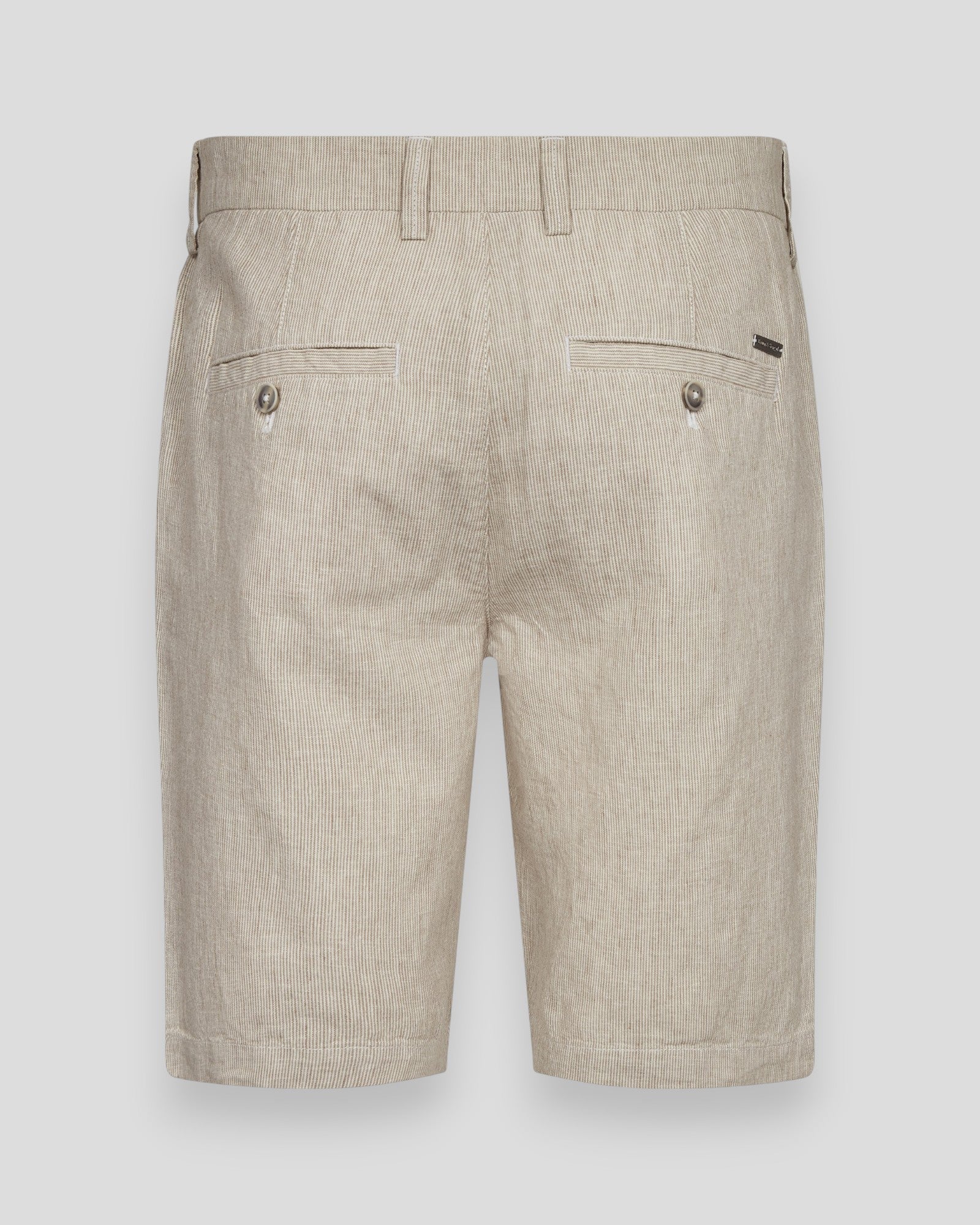 Beige og hvid Darion regular fit shorts fra Bruun & Stengade, afslappet stil, synlig med lommer og justerbar talje.