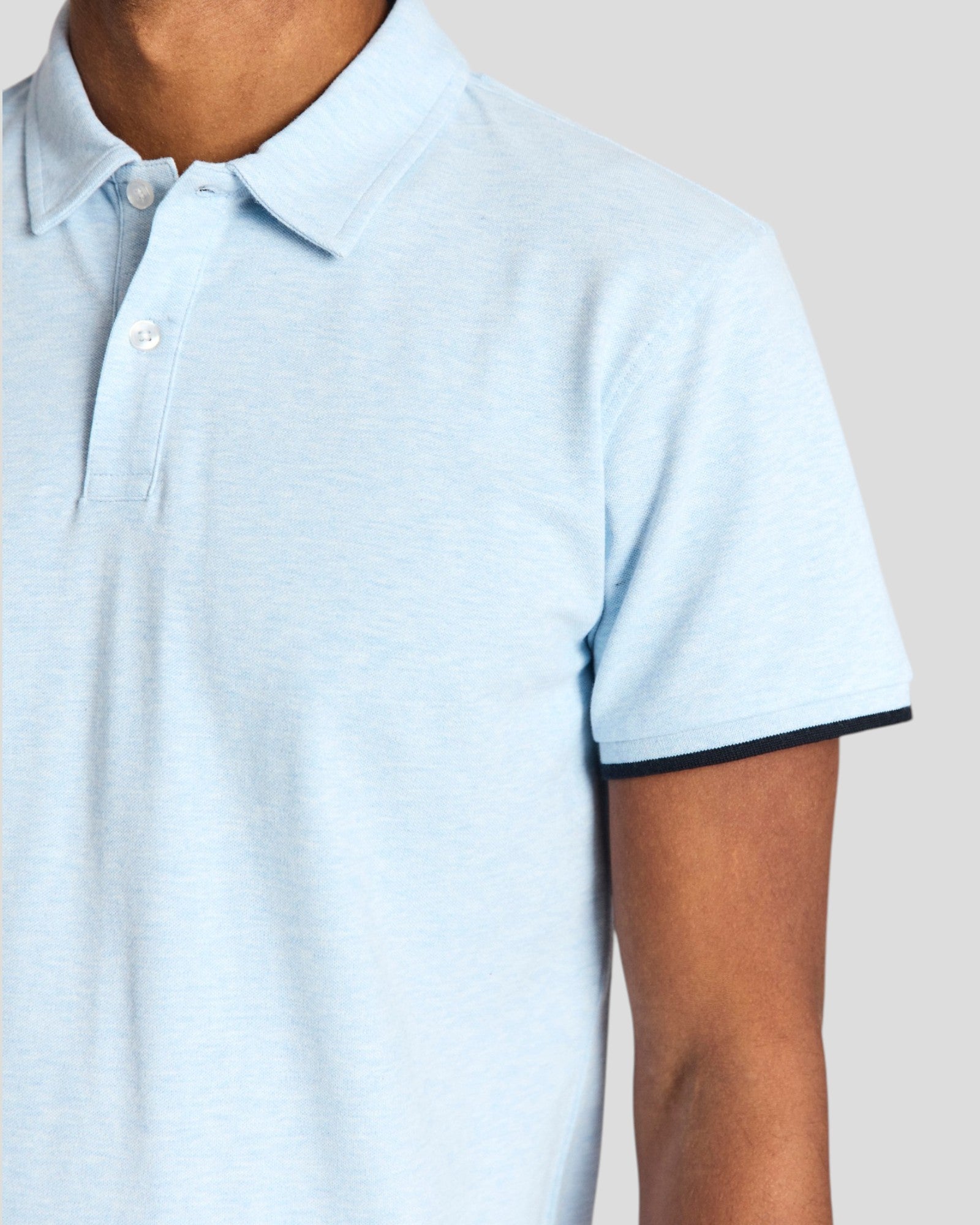 Dellos regular fit polo shirt fra Bruun & Stengade i lyseblå, vises med krave og knapper foran.