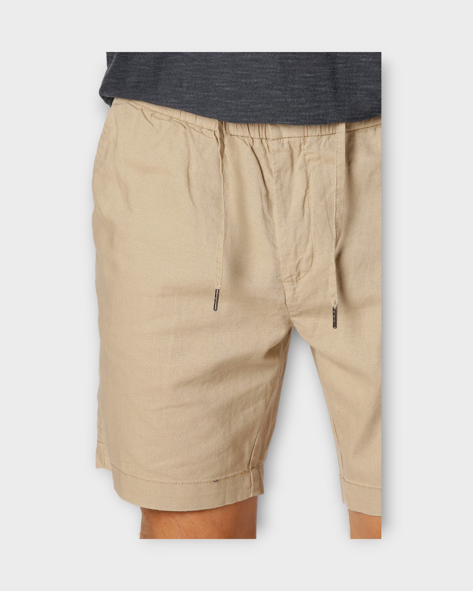 CC1860 Barcelona Cotton Linen Shorts Khaki. Sandfarvet hørshorts til mænd fra Clean Cut Copenhagen. Her set i closeup.
