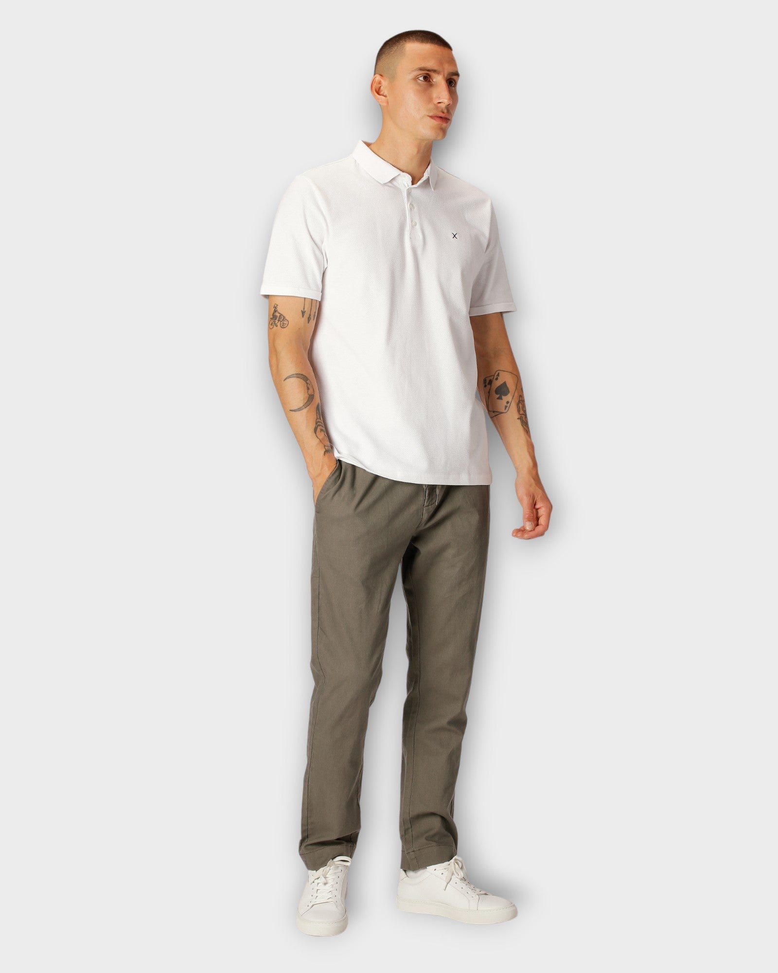 Hvid Clean Cut Copenhagen Silkeborg Stretch Polo, mandligt polo med stræk, vist på model, close-up af kraven og stofdetaljer