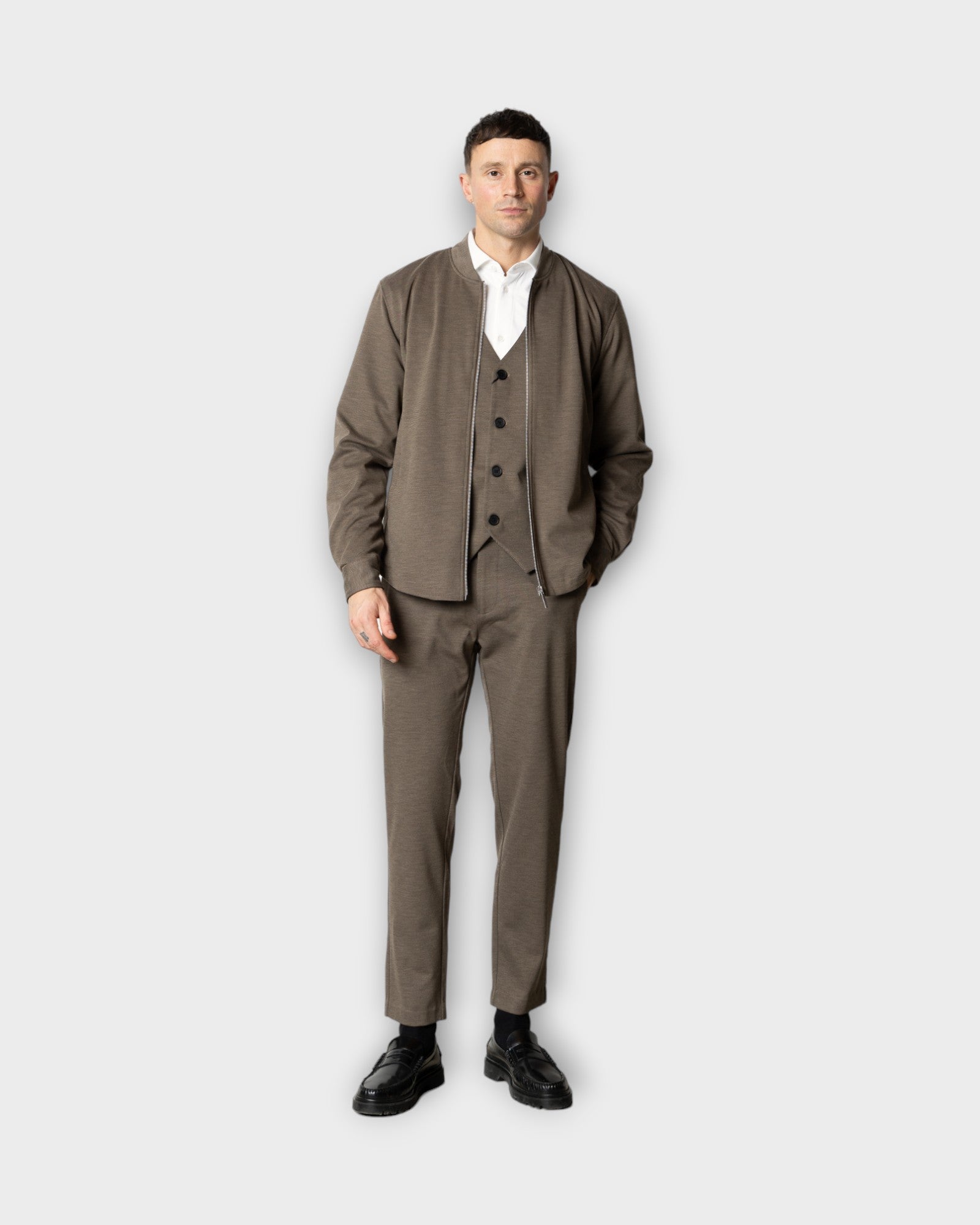 Milano Brendon Jersey Pants Dark Khaki fra Clean Cut Copenhagen. Brune performance pants til herre. Her set på model forfra.