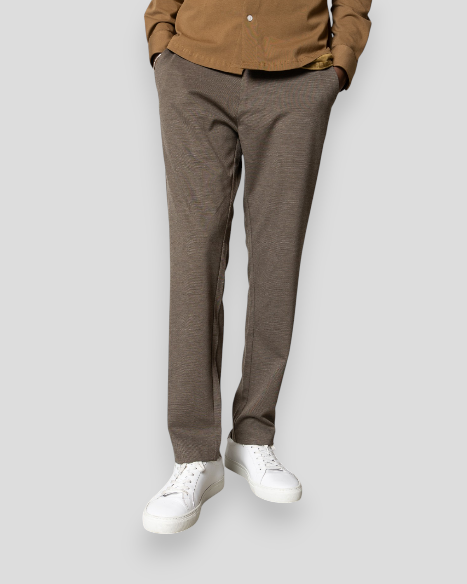 Milano Brendon Jersey Pants Dark Khaki fra Clean Cut Copenhagen. Brune performance pants til herre. Her set forfra i closeup.