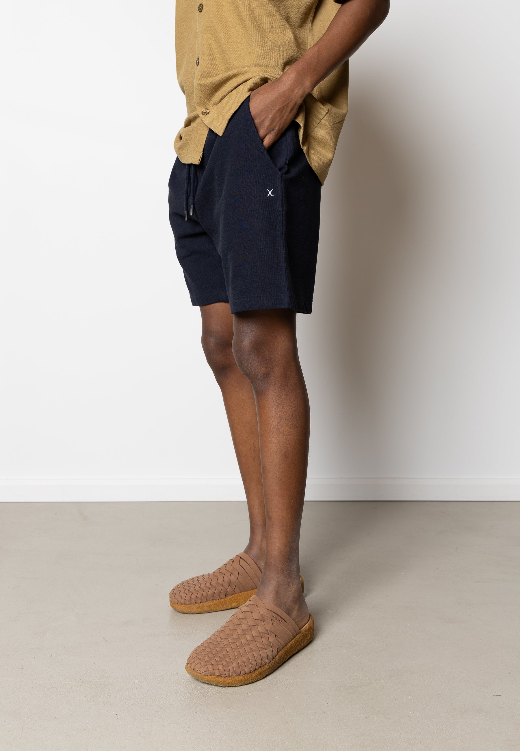 Mørkeblå Calton strukturerede shorts fra Clean Cut Copenhagen vist på modellen, vises med detaljeret tekstur og pasform.