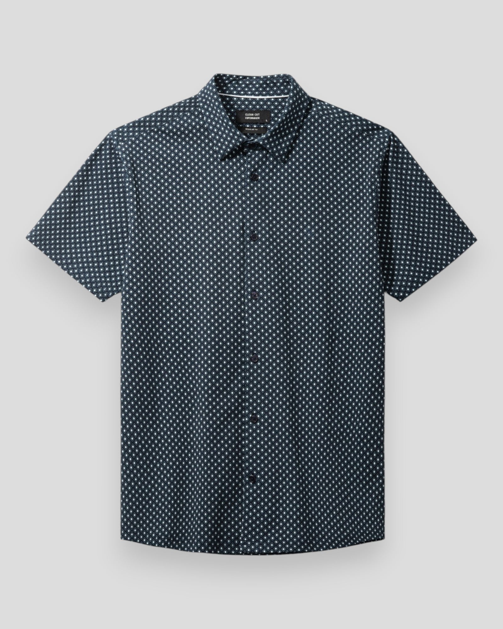 Clean Cut Copenhagen formal stretch shirt in navy and ecru with a clean, tailored fit and subtle AOP pattern, short sleeves.