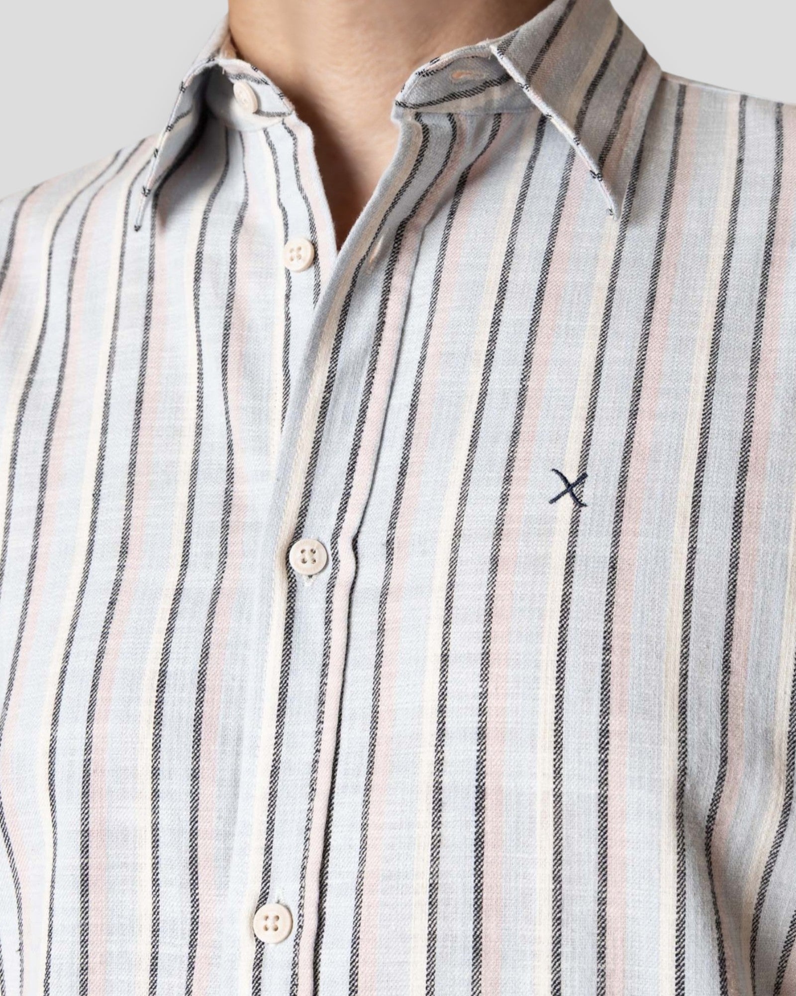 Lys blå og violet stribet skjorte fra Clean Cut Copenhagen, Kelvin-model, vist på model i nærbillede.