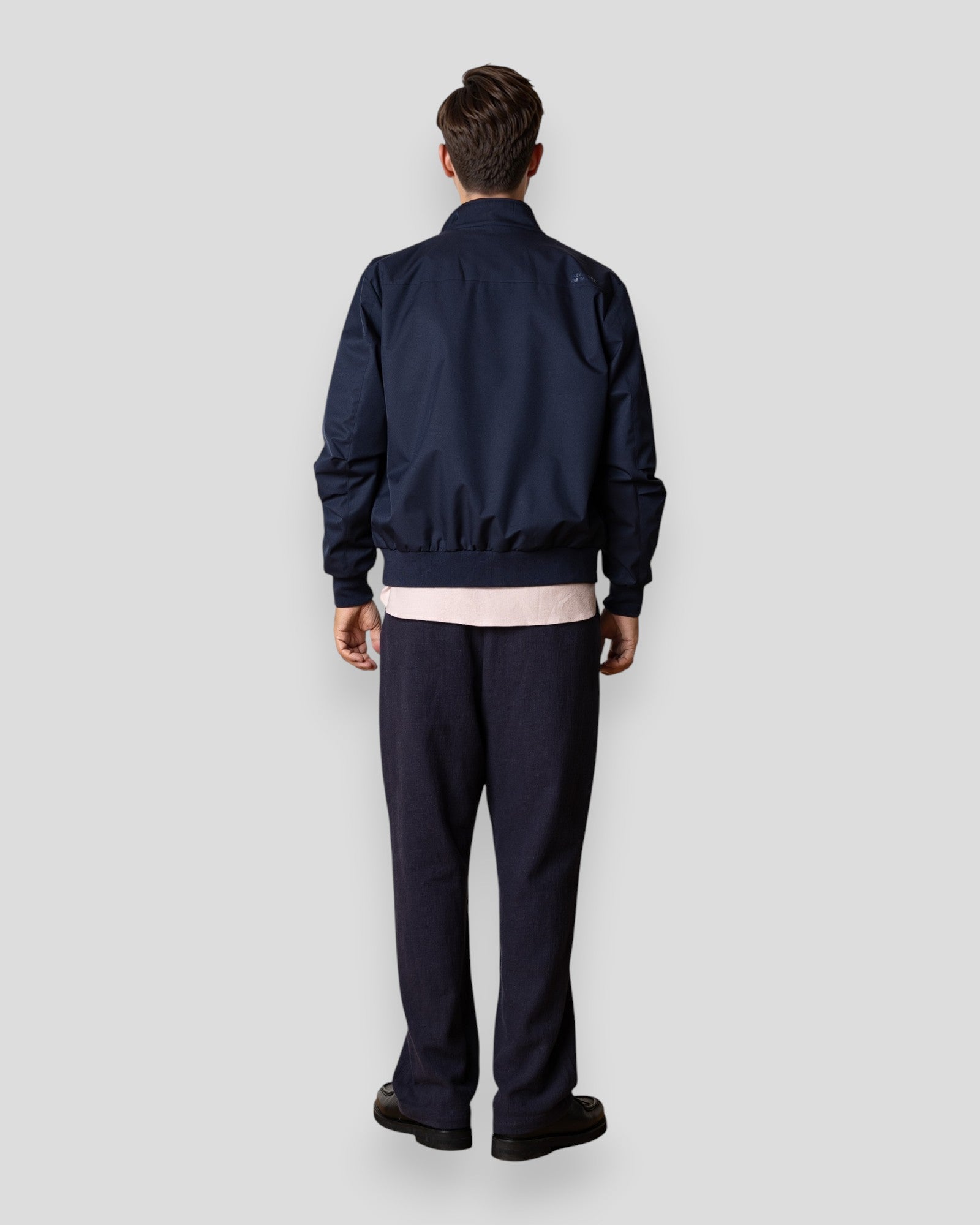 Navy Adam jakke fra Clean Cut Copenhagen vist i close-up, med fokus på stoffet og detaljer.