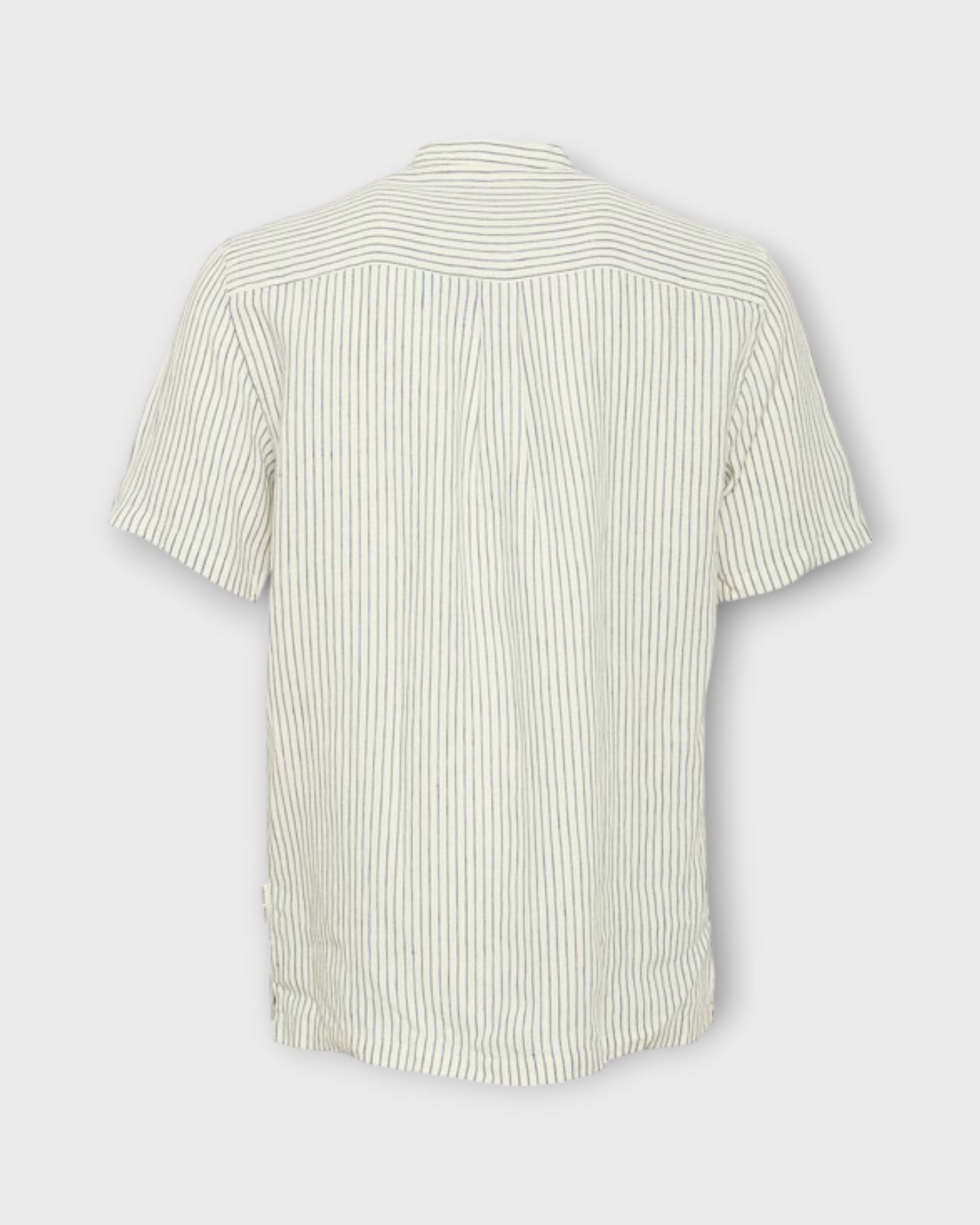 Anton SS Linen Striped Shirt Ecru fra Casual Friday. Kortærmet hvid stribet hørskjorte til mænd med kinakrave. Her set bagfra.