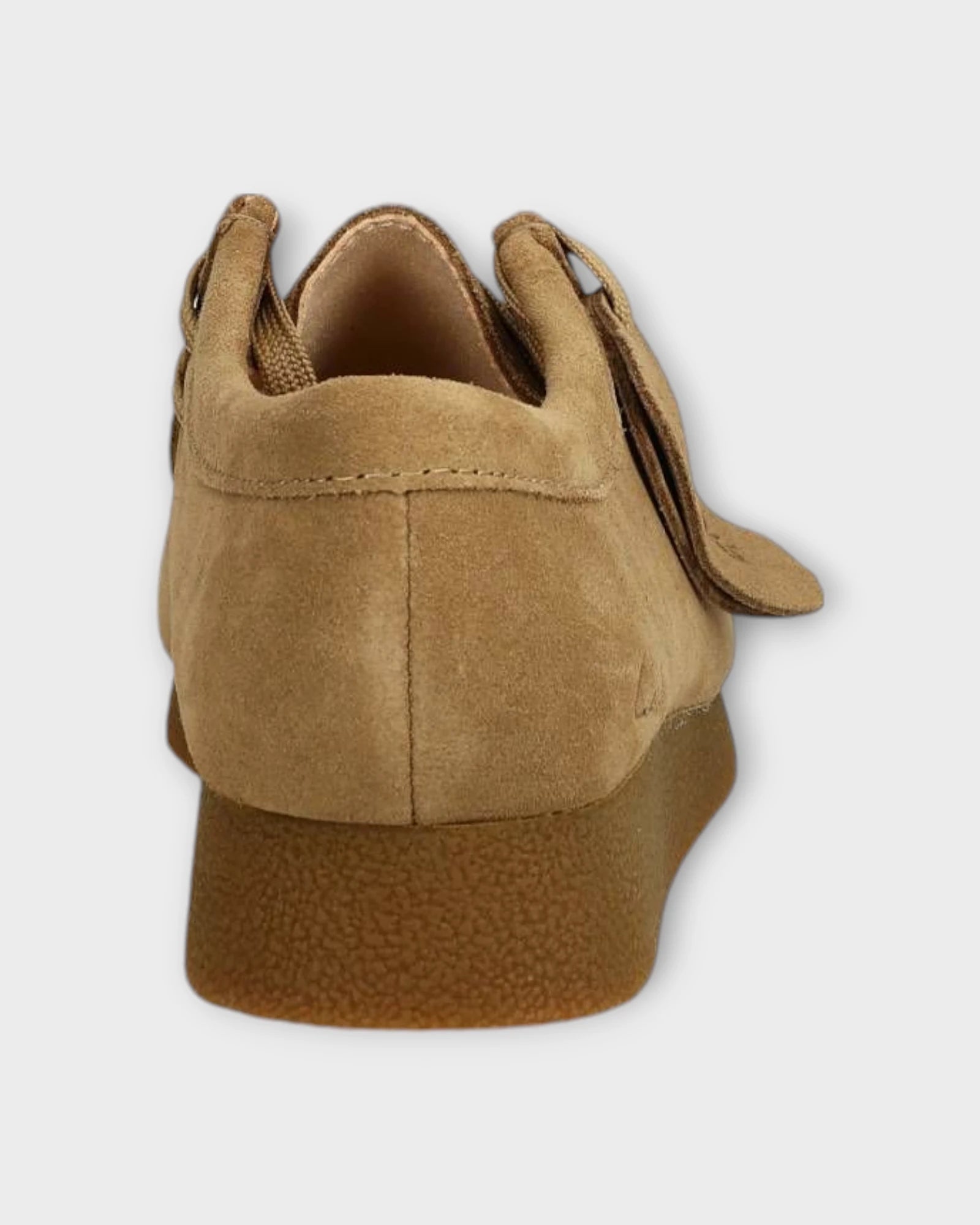 Wallabee Dark Sand Suede - Mørke Sandfarvet Clarks Ruskindssko til Mænd. Her set bagfra.