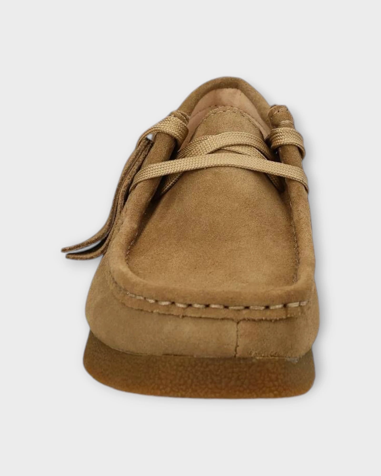 Wallabee Dark Sand Suede - Mørke Sandfarvet Clarks Ruskindssko til Mænd. Her set forfra.