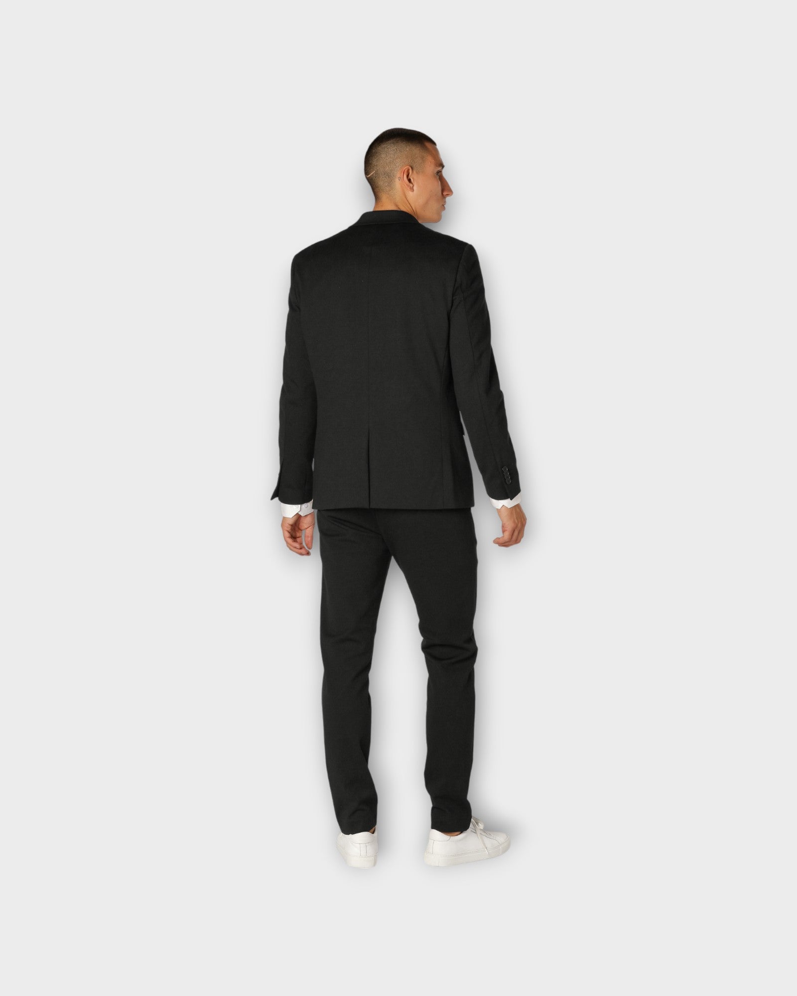 Milano Jersey Blazer Black. Sort Clean Cut Copenhagen stetch Herre Blazer. Her set på model bagfra.