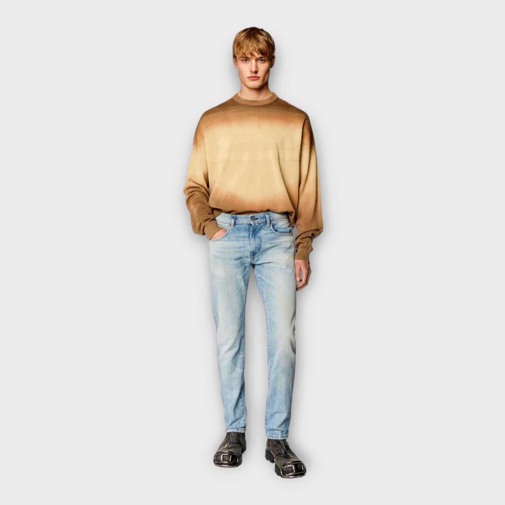 D-Strukt Jeans Light Blue - Lyse Forvasket Diesel Herre Jeans. Her set på model forfra.