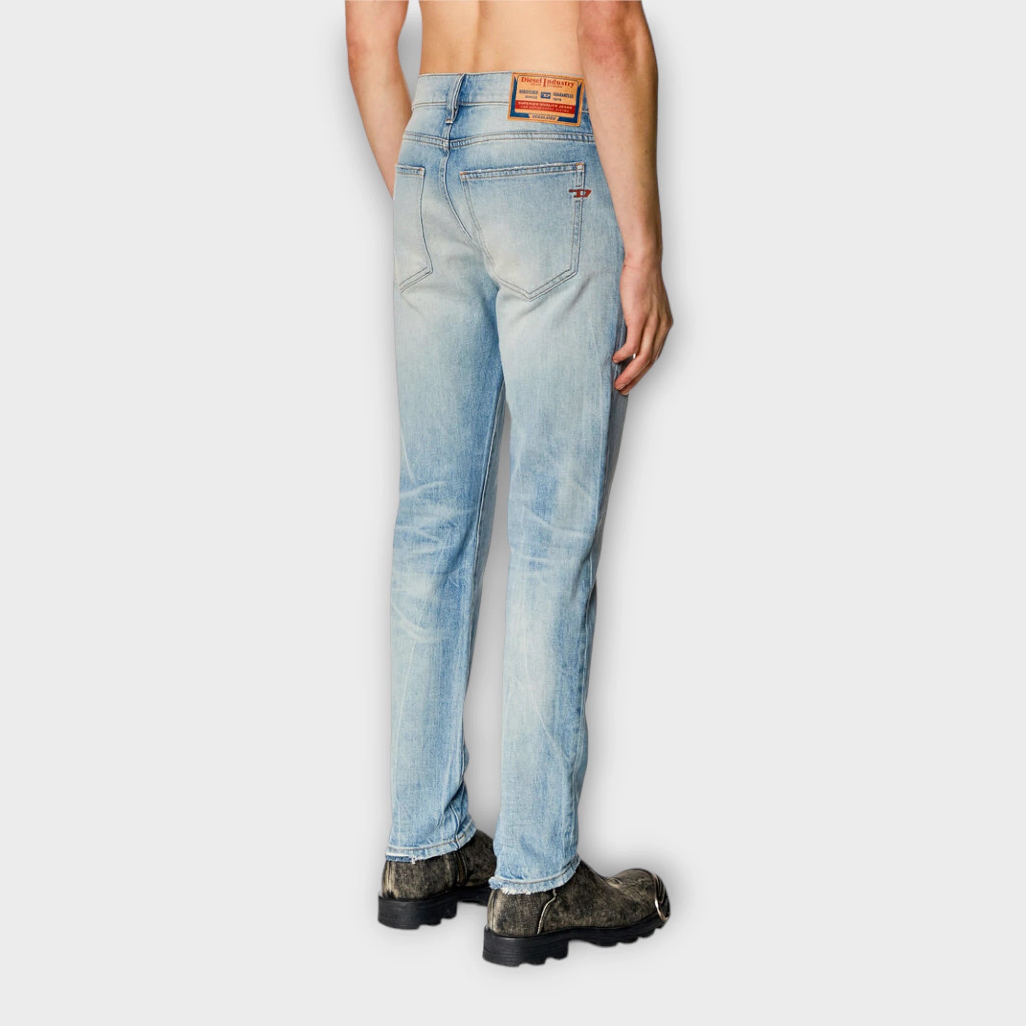 D-Strukt Jeans Light Blue - Lyse Forvasket Diesel Herre Jeans. Her set på model bagfra.