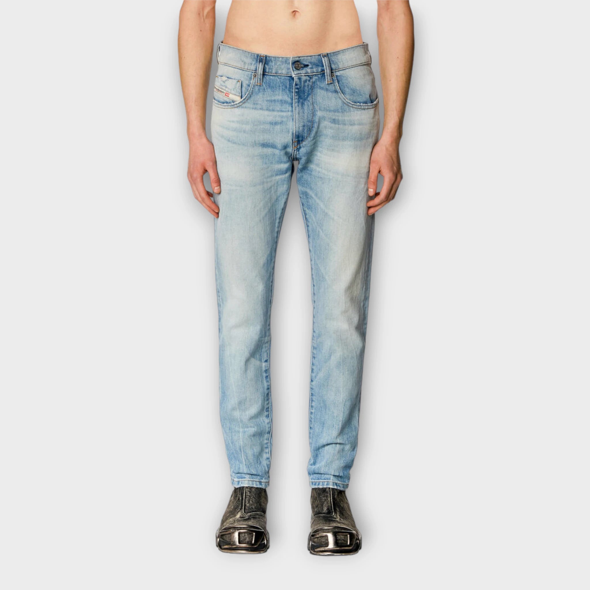 D-Strukt Jeans Light Blue - Lyse Forvasket Diesel Herre Jeans. Her set på model i closeup.