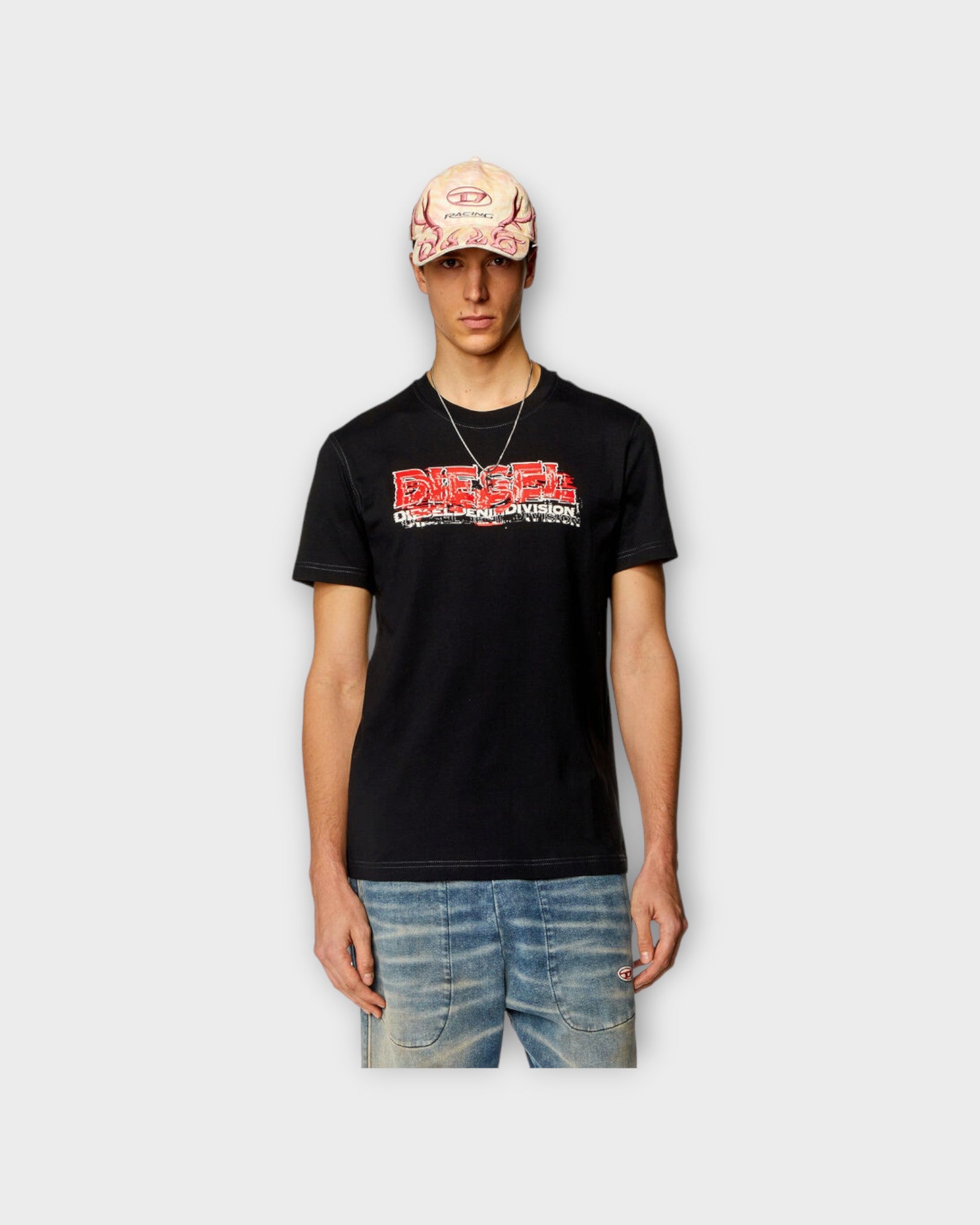 Diegor Tee Black - Sort Printet Diesel T-shirt til Mænd. Her set på model forfra.
