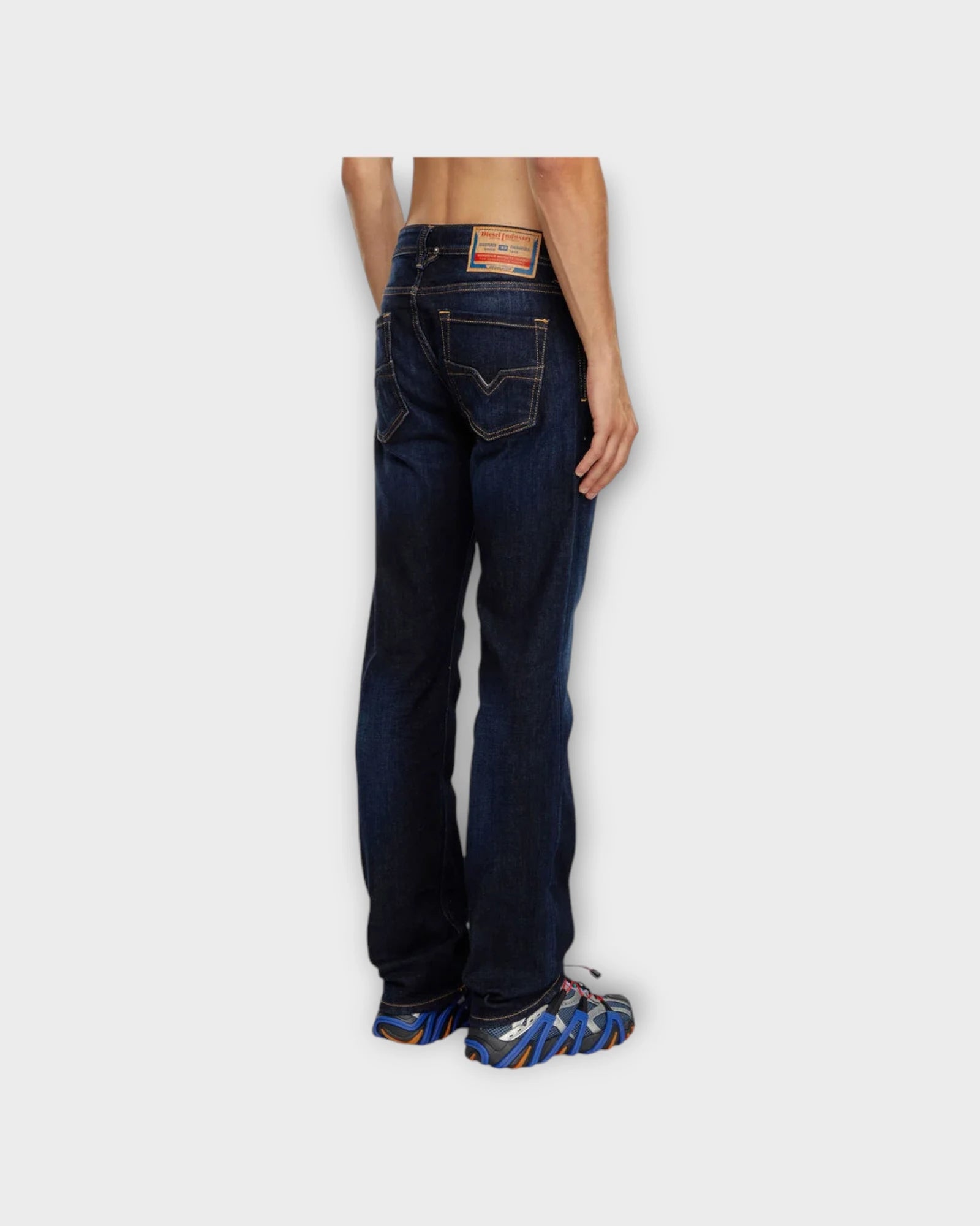 Larkee Jeans Dark Blue Denim - Mørkeblå forvasket Regular Diesel Herre Jeans. Her set på model bagfra.