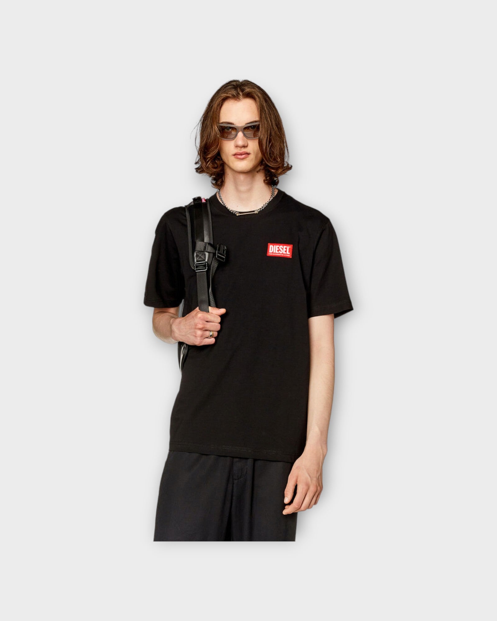 Logo Patch Tee Black - Sort Diesel Logo T-shirt til Mænd. Her set på model i closeup.