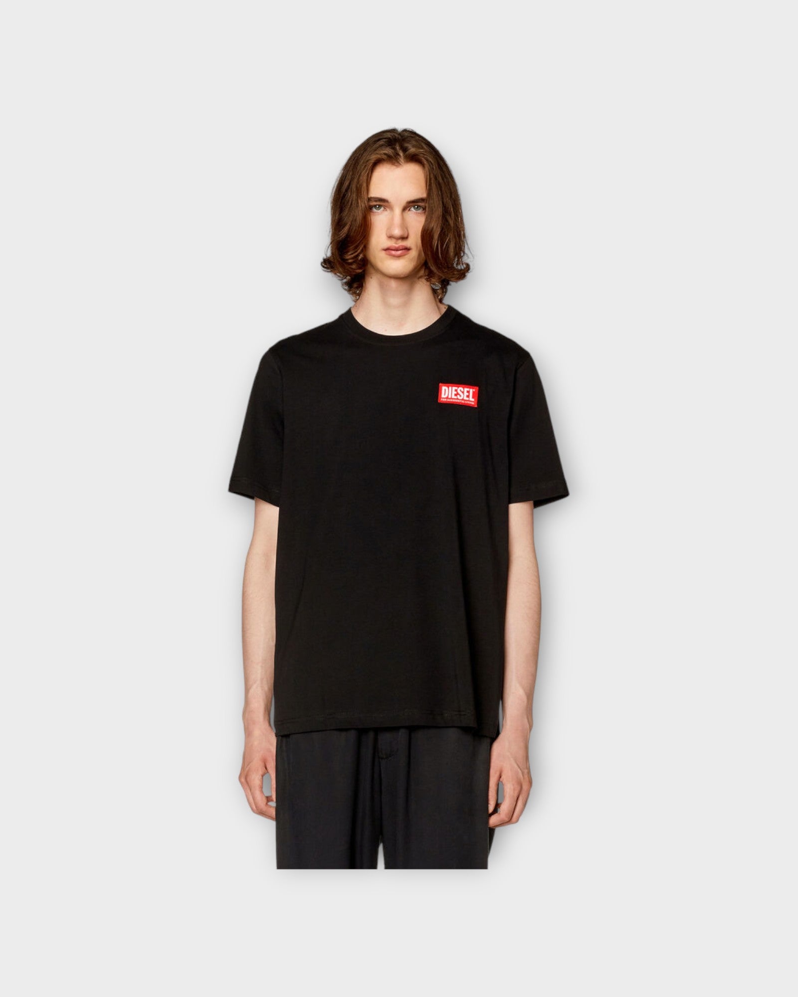 Logo Patch Tee Black - Sort Diesel Logo T-shirt til Mænd. her set på model forfra.
