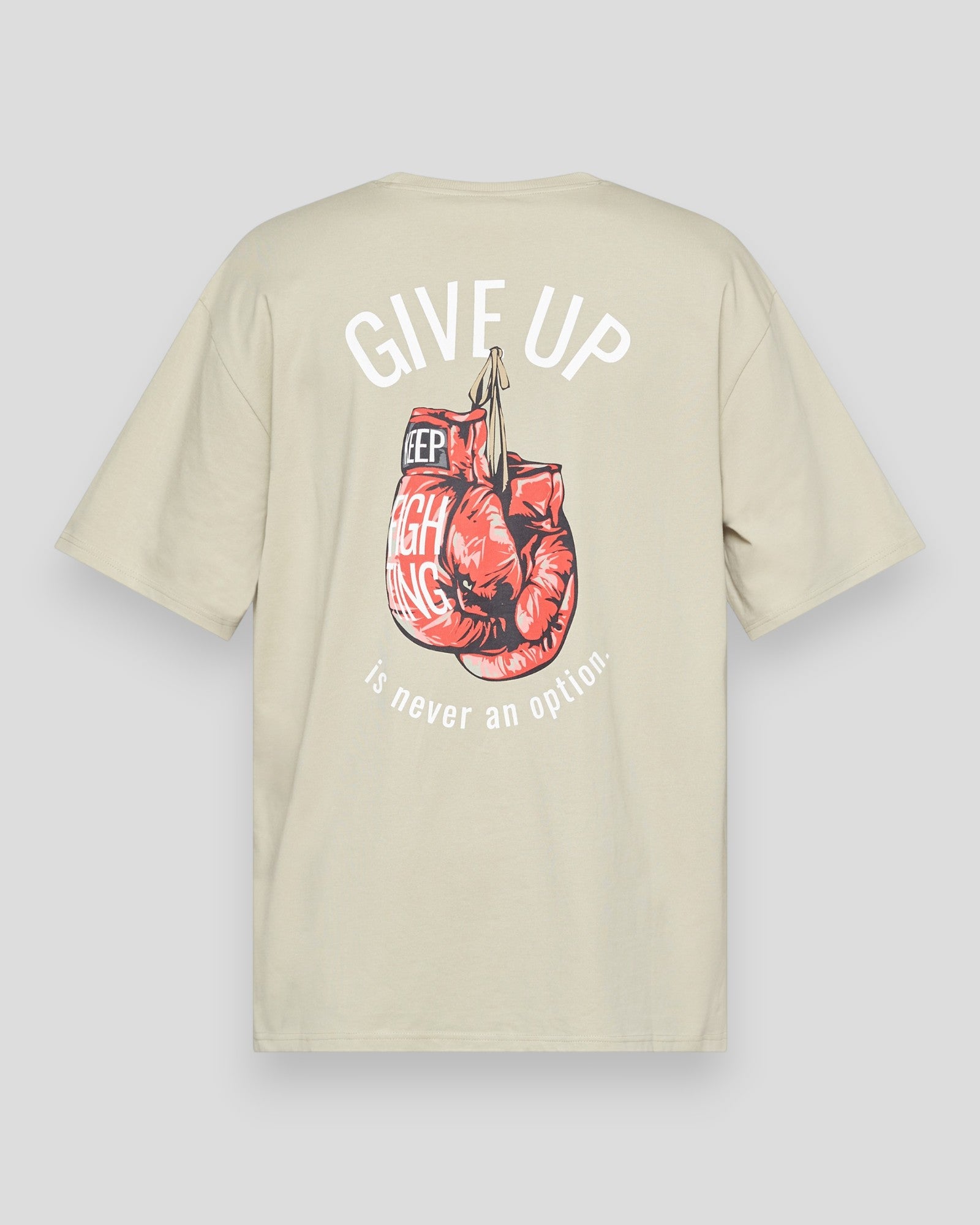 Lysegrå Everlast T-shirt med "Never Give Up" tryk, blødt bomuldsstof og afslappet pasform, perfekt til sport og hverdag.