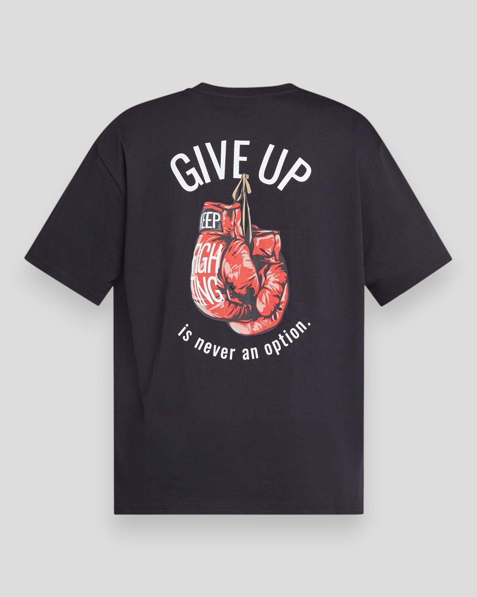 Sort Everlast Never Give Up T-shirt med sort design, vises fladt med fokus på frontprint og blød bomuldskvalitet