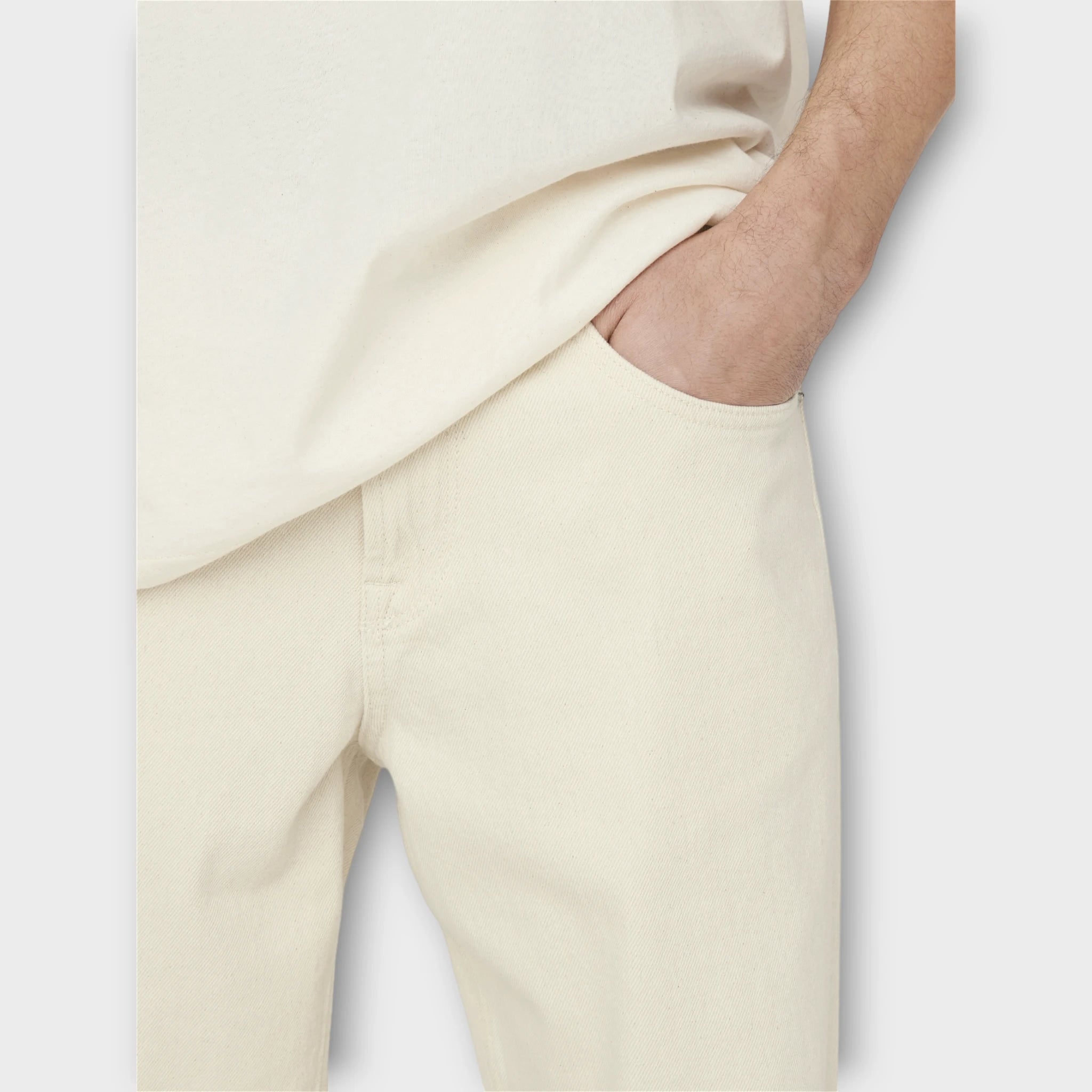 ONLY & SONS Edge Straight 5917 jeans i ecru, close-up af den stilfulde denim med rette pasform og synlige syninger.