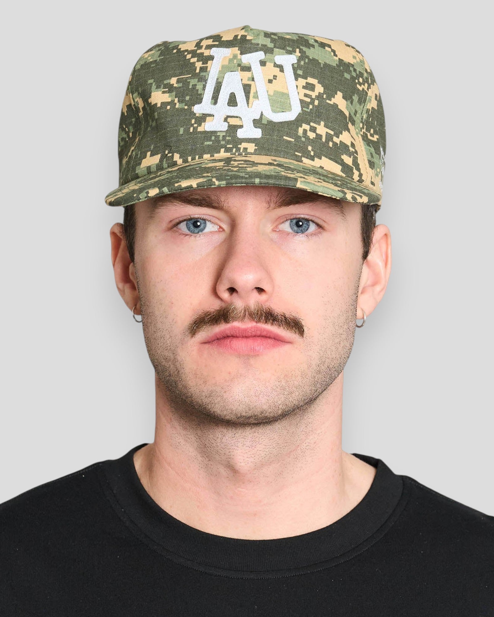 Grøn digi camo baseball cap fra Lau Lau, afslappet stil med justerbar rem og synlig camouflagemønster.