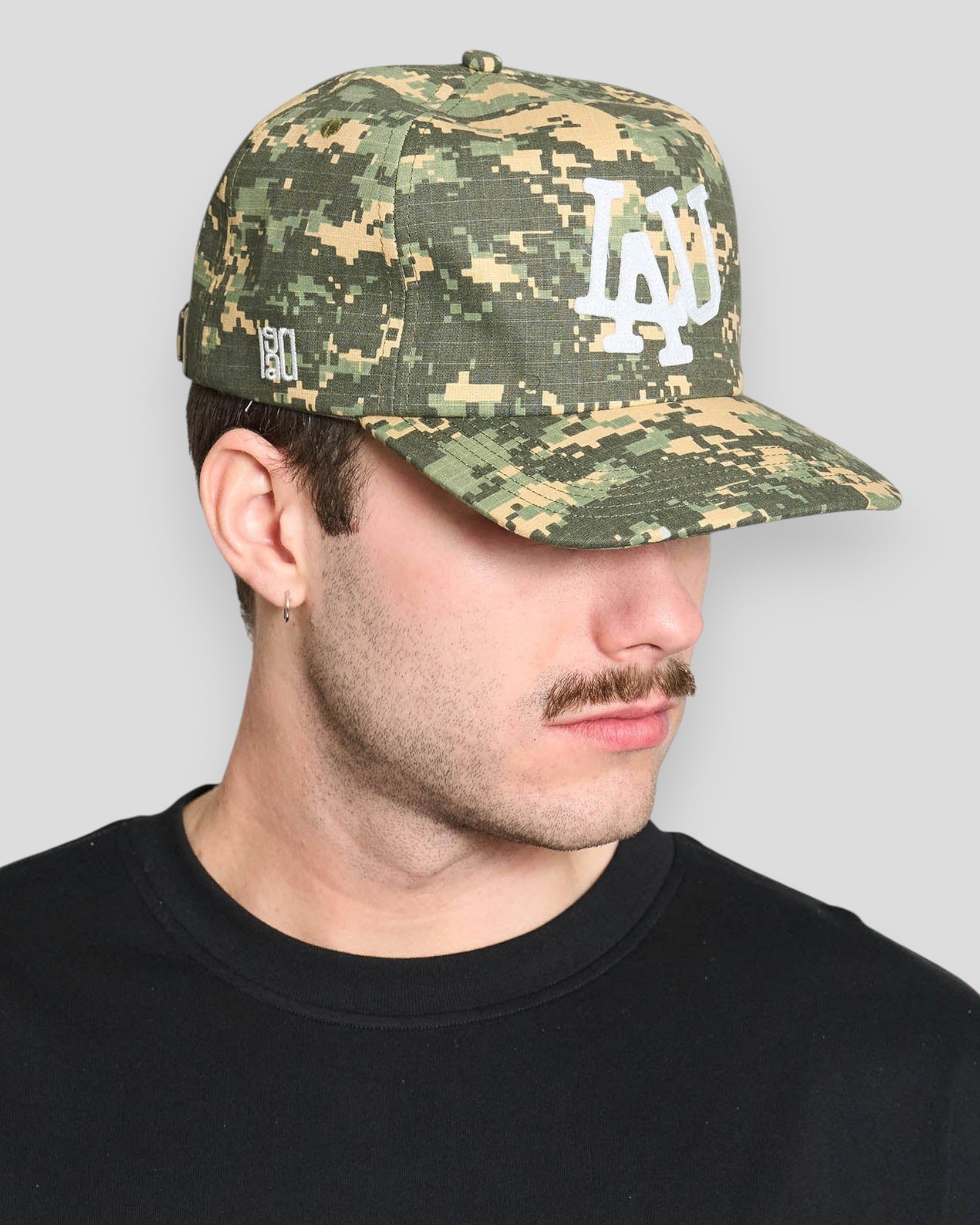 Grøn Digi Camo baseball cap fra Lau Lau med justerbart bånd og klassisk design, velegnet til udendørs brug.