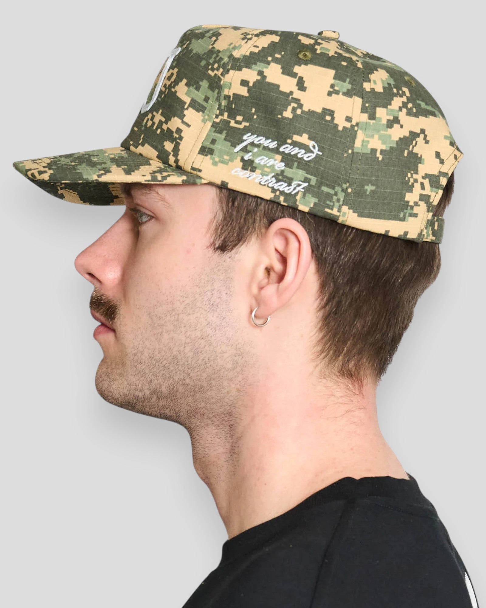 Grøn Digi Camo baseball cap fra Lau Lau, flat top, justeret pasform, casual stil, synlig foran på billedet