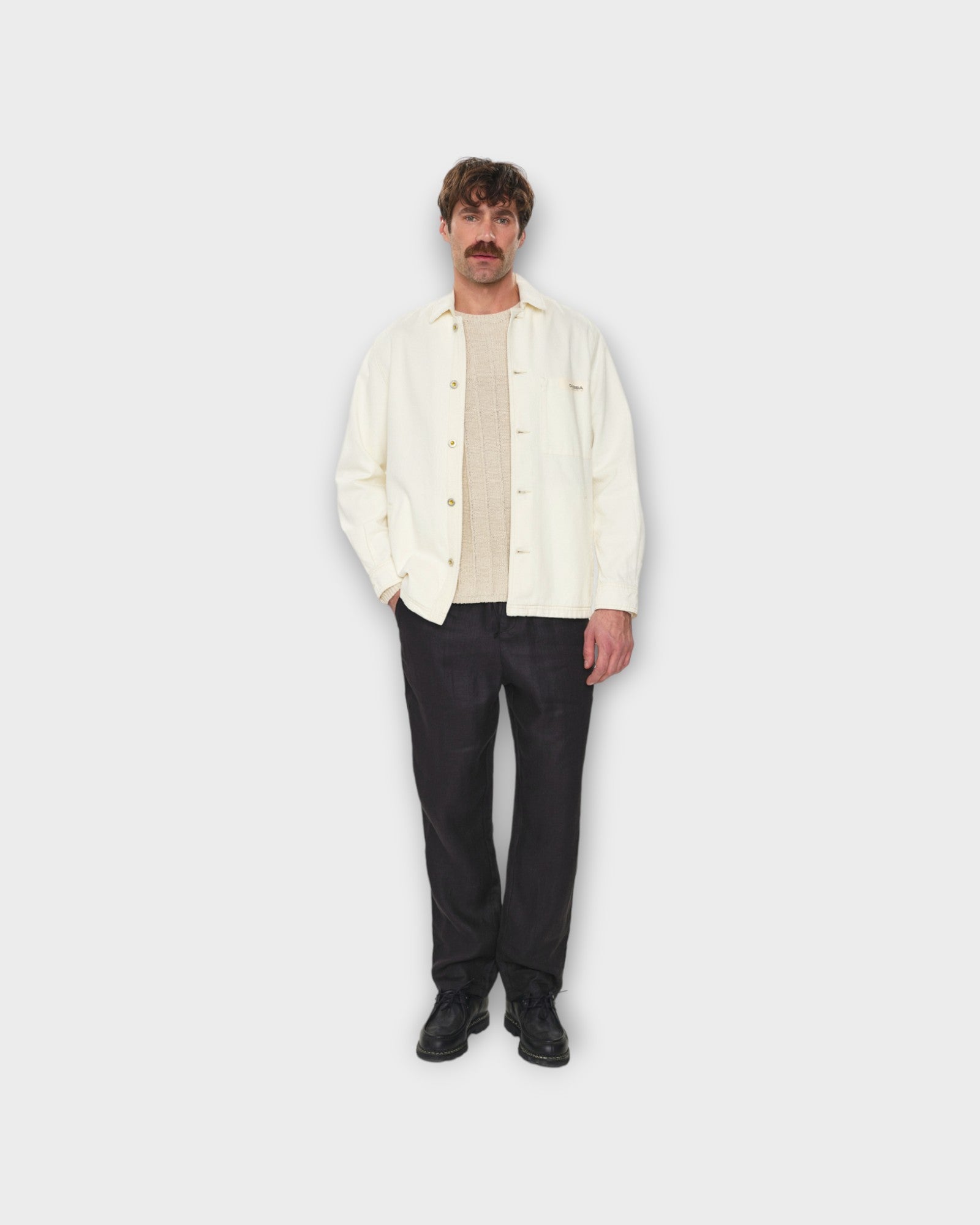 Rebel Ecru. Råhvid Gabba Herre Overshirt med knapper. Her set på model forfra.