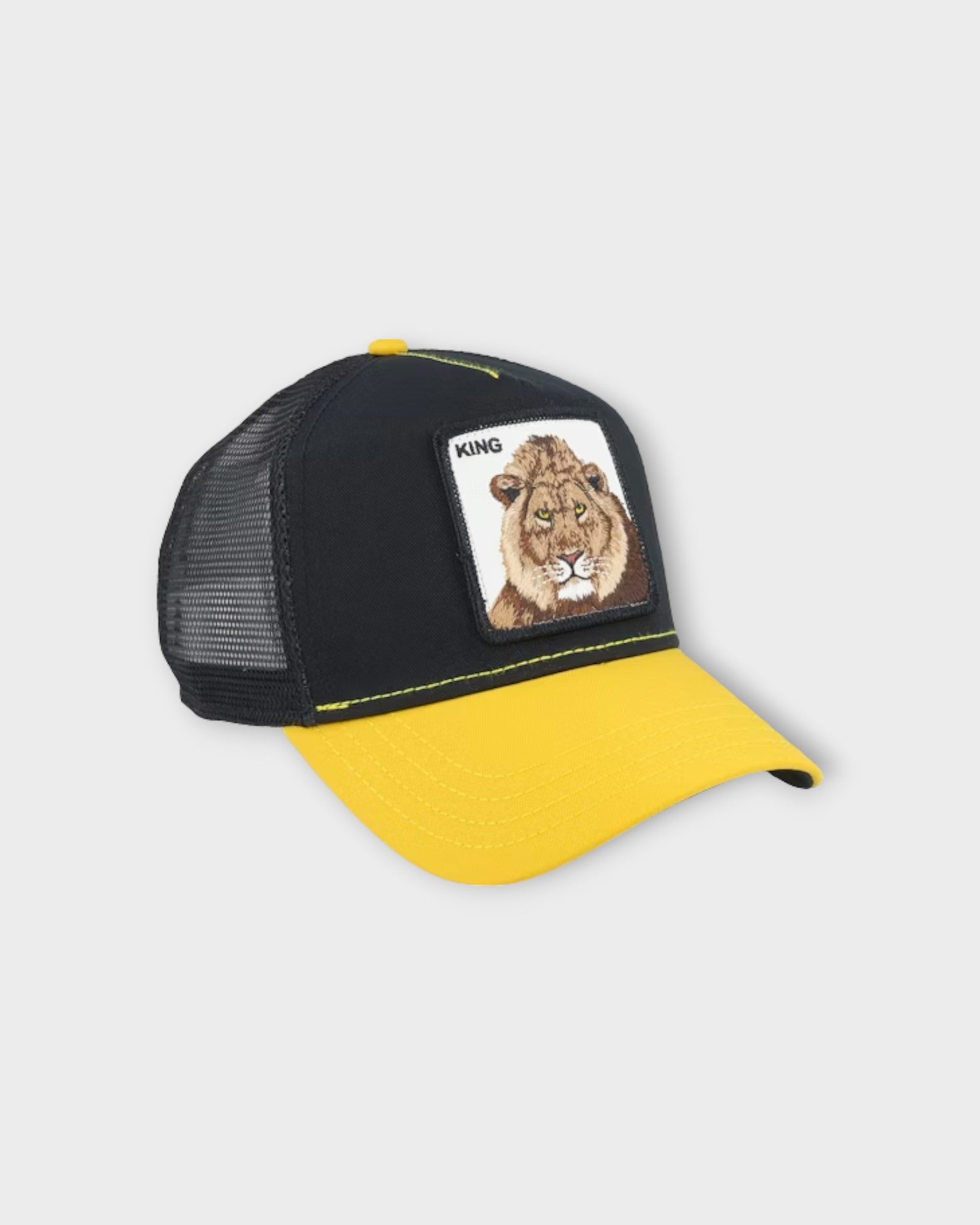 The King Lion Gold - Sort Goorin Bros Herre Trucker Cap til Mænd. Her set forfra i en anden vinkel.