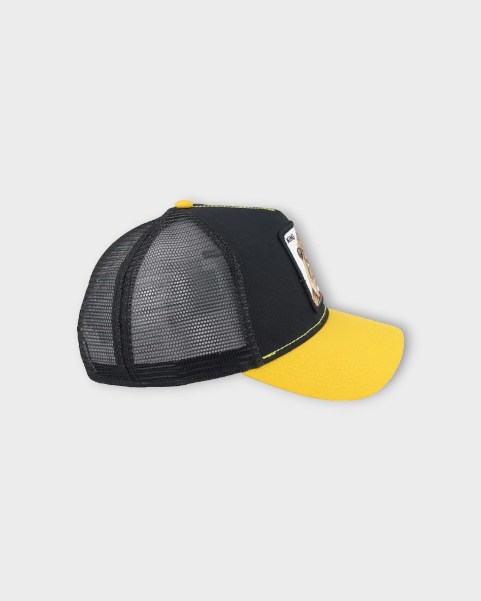 The King Lion Gold - Sort Goorin Bros Herre Trucker Cap til Mænd. Her set fra siden.