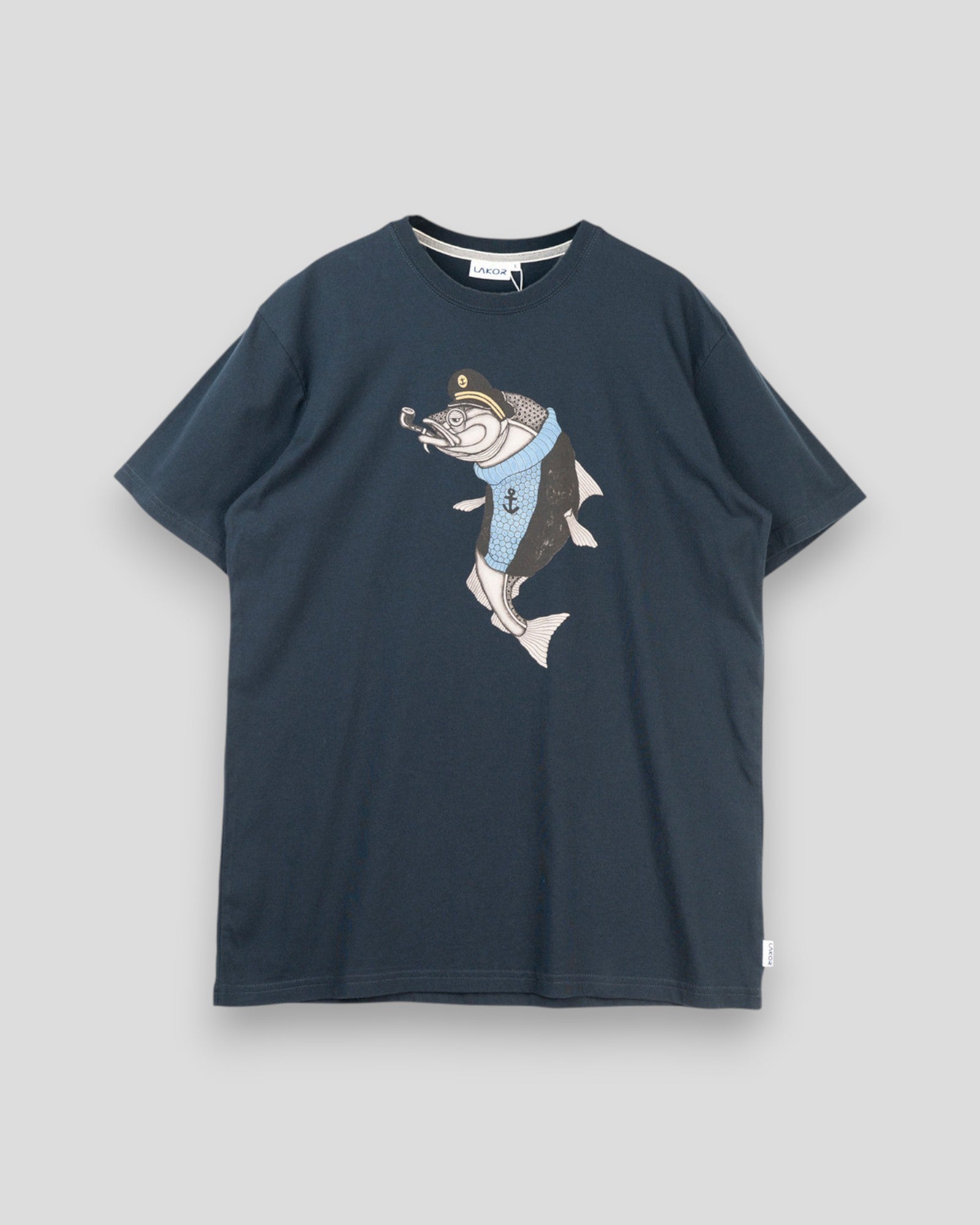 Blå lakor Haddock T-shirt i blåbærfarve med afslappet pasform, synligt foran på en person.