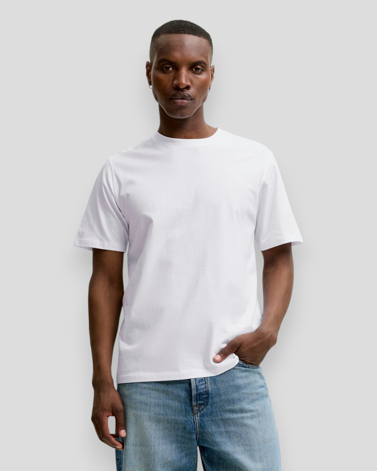 Hvid Jack & Jones økologisk basic t-shirt med rund hals, afslappet pasform, set på modell.