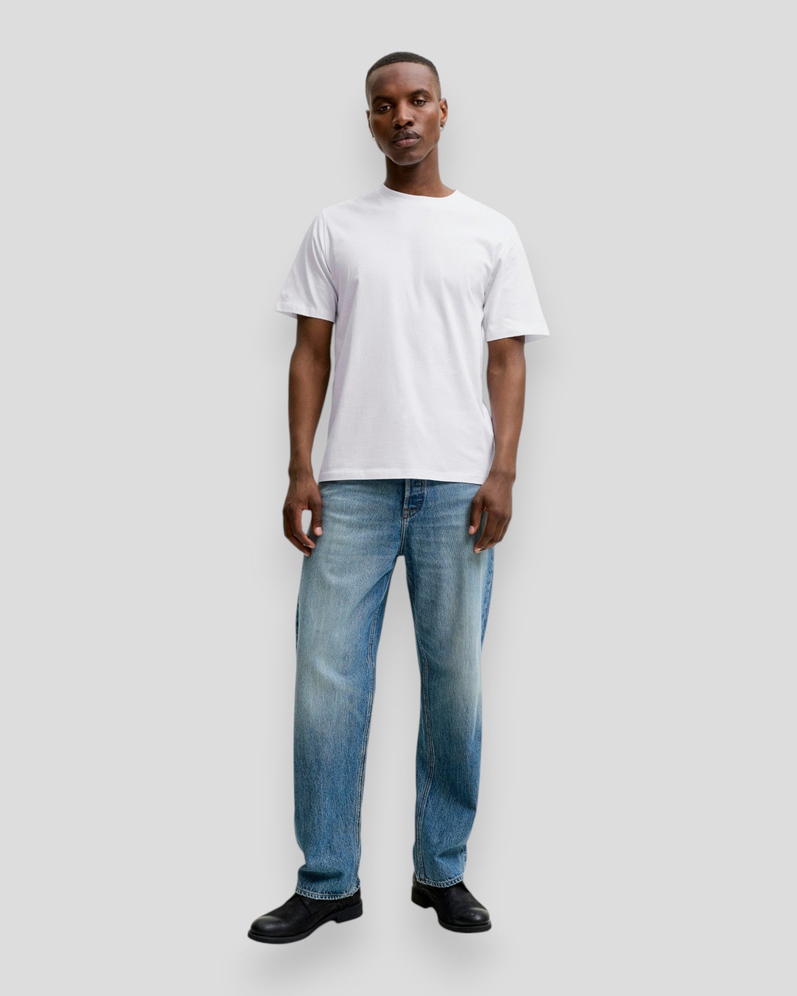 Hvid Jack & Jones økologisk basic T-shirt med rund hals, casual og komfortabel til hverdag.