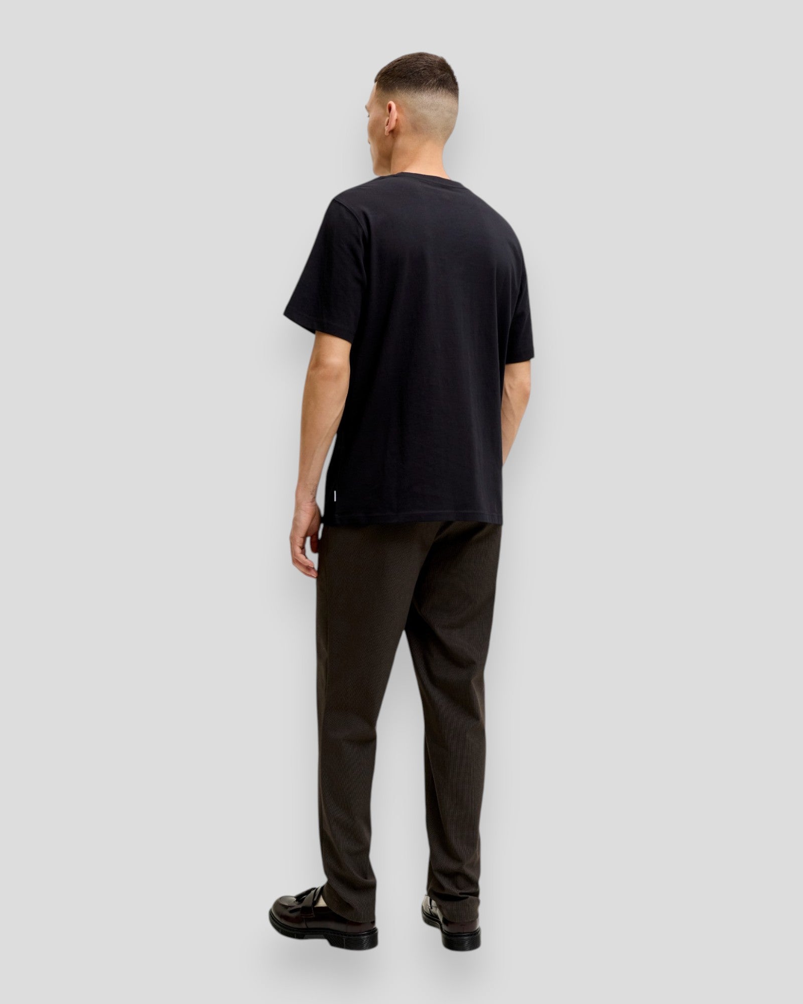 Sort Jack & Jones økologisk basic T-shirt med rund hals, enkel og stilfuld til hverdag.